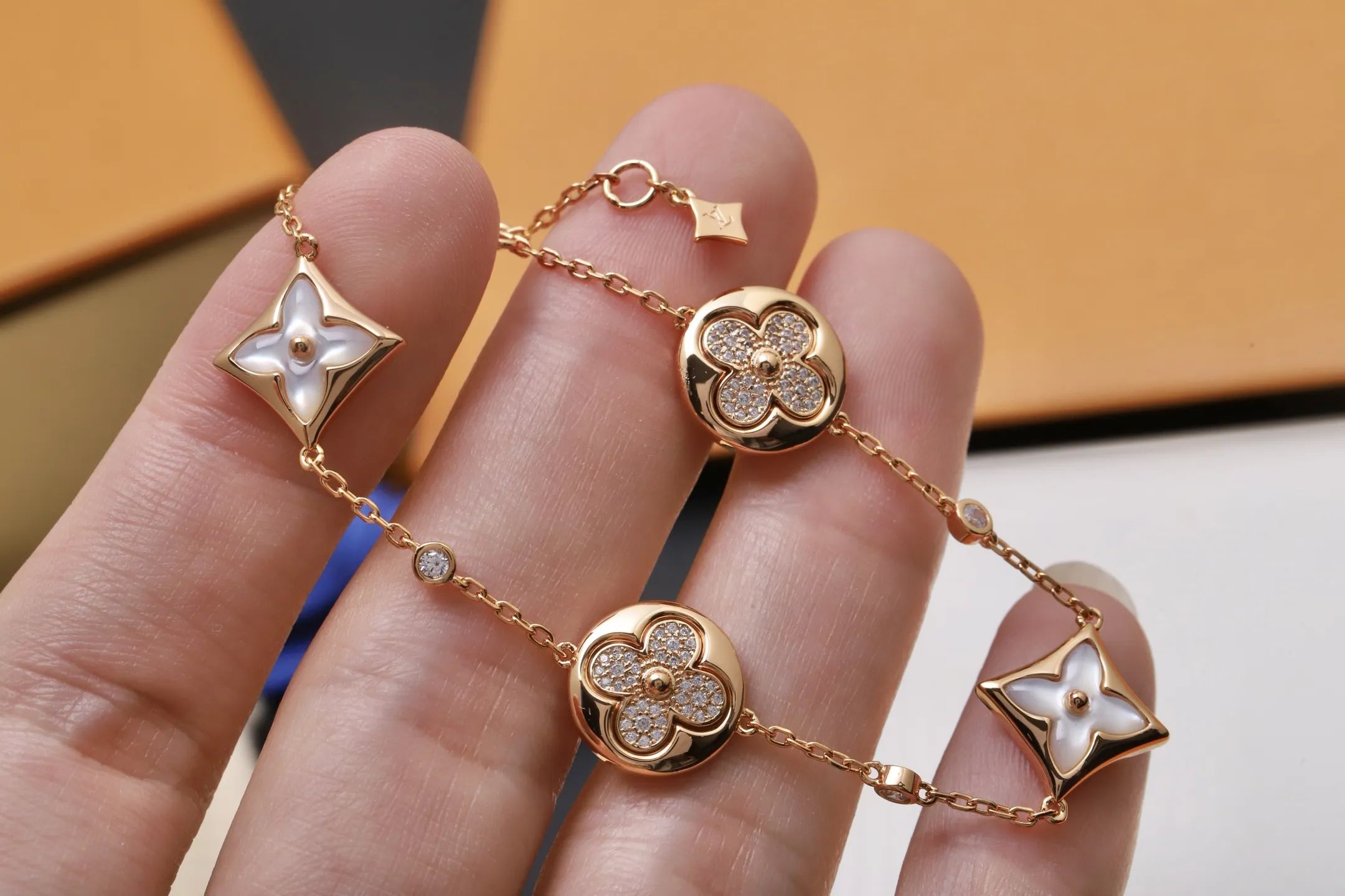 Color Blossom BB Multi-Motif Bracelet D24017401 — view 4