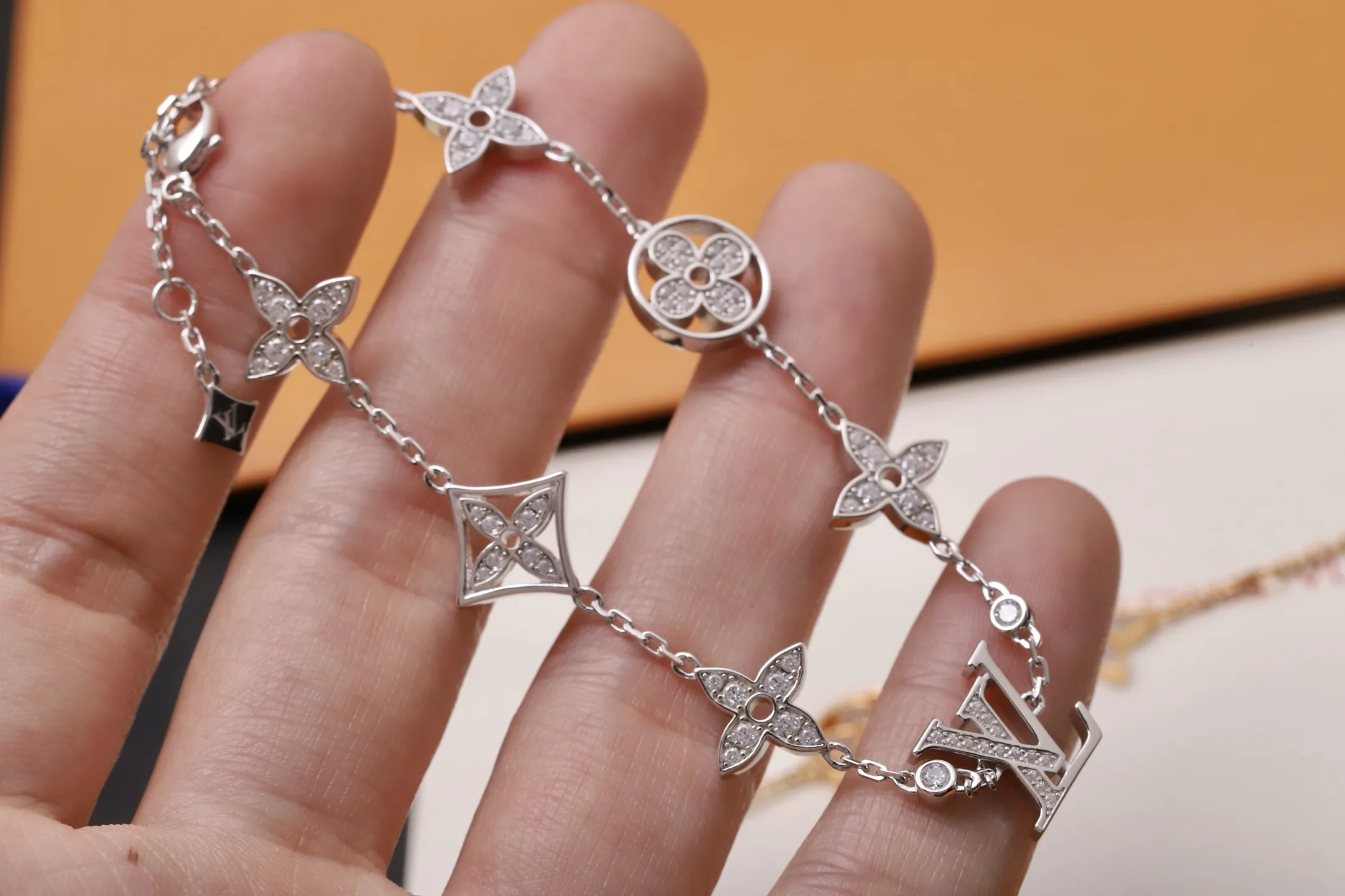 Idylle Blossom Monogram Flower Bracelet D29517378 — view 4