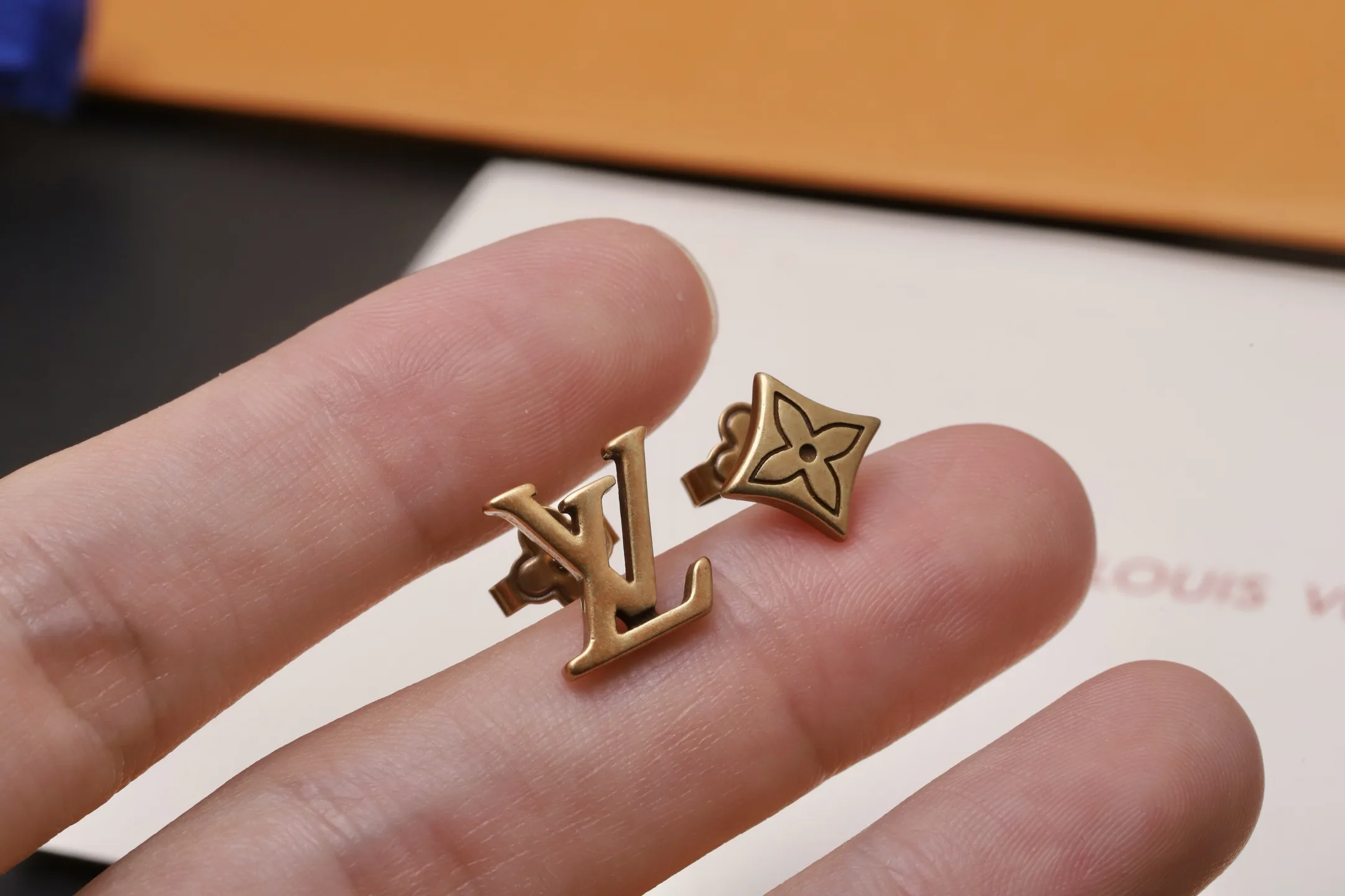 Sailor Monogram Flower Stud Earrings D10517474 — view 5