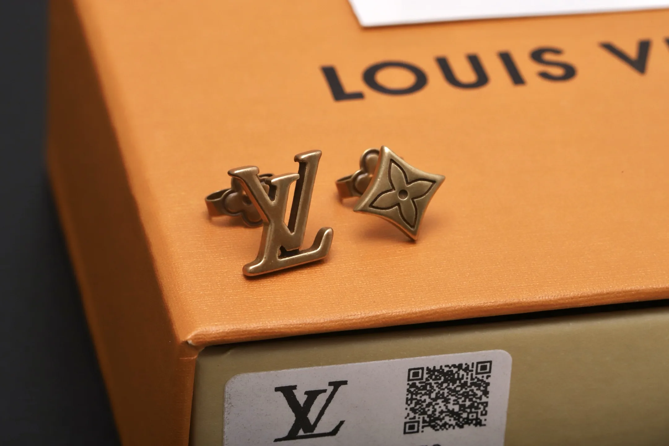 Sailor Monogram Flower Stud Earrings D10517474 — view 6