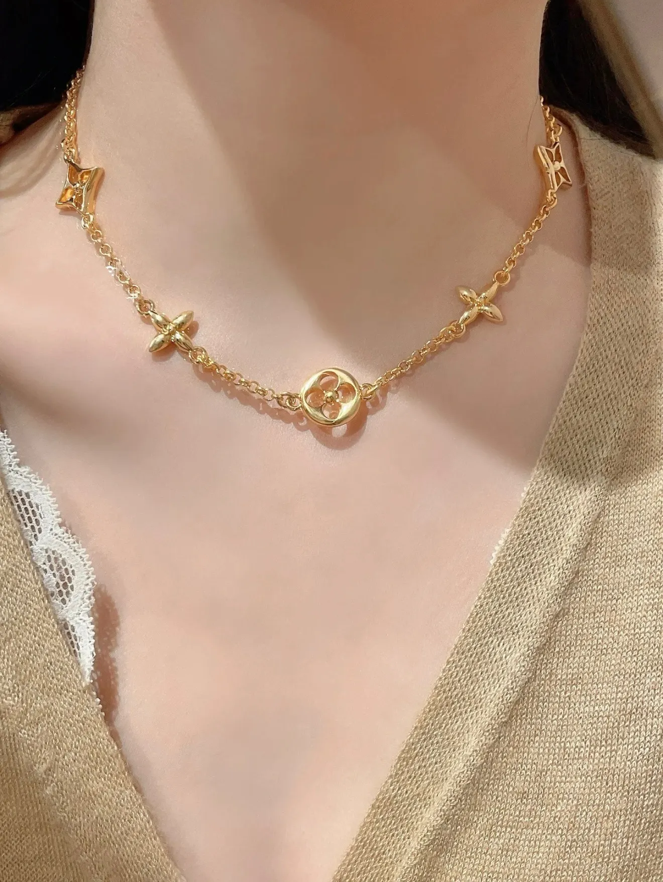 Monogram Flower Motif Pendant Necklace D14517657 — view 7