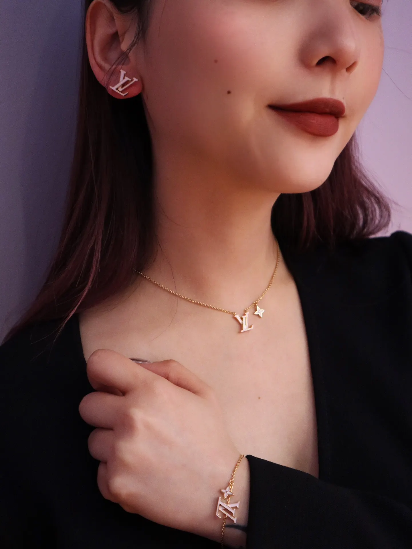 LV Iconic Enamel Pendant Necklace D13017228 — view 9