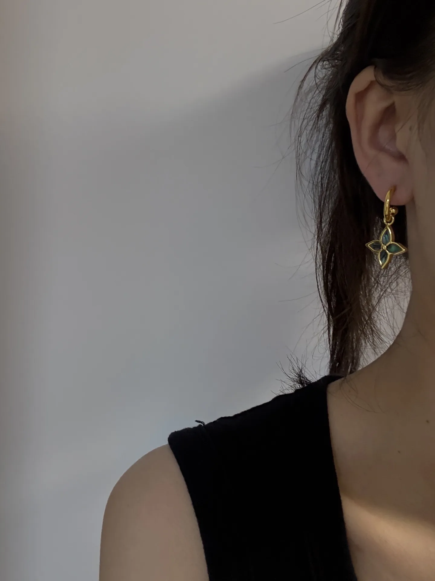 Blooming Asymmetric Monogram Flower and Key Earrings D13017500 — view 8