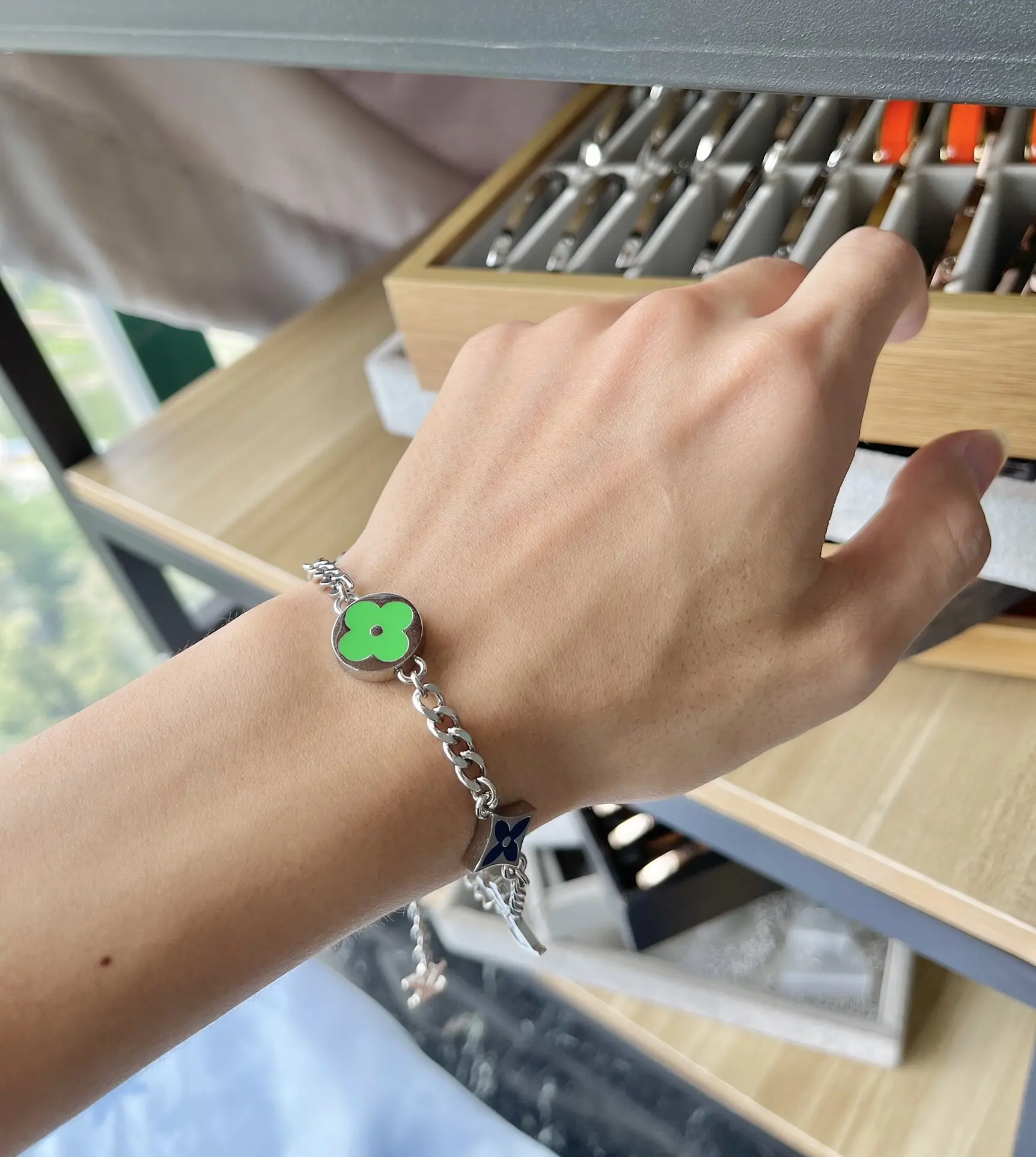 LV Sunrise Monogram Flower Bracelet D10017572 — view 8