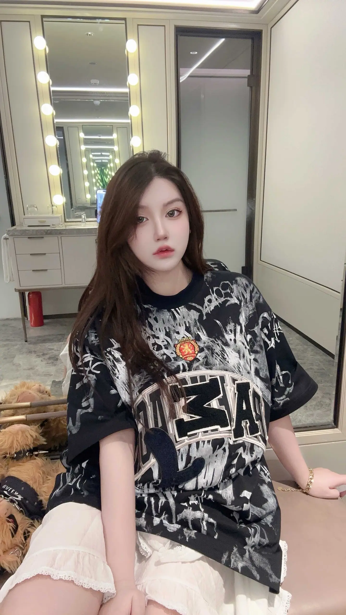 Graffiti Print Appliqué Oversized T-Shirt D14011439