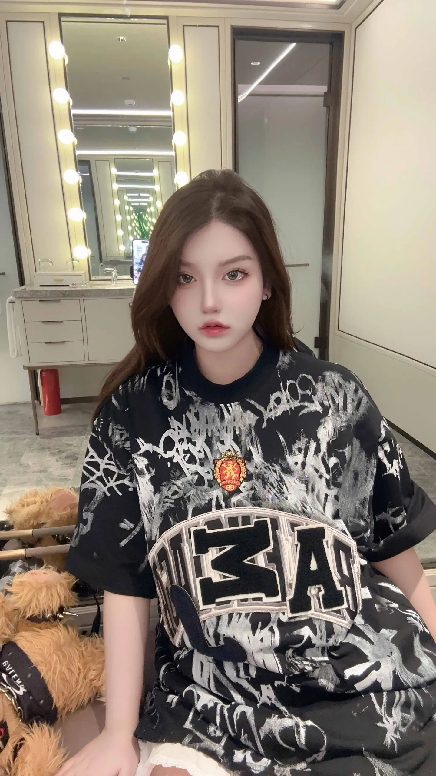 Graffiti Print Appliqué Oversized T-Shirt D14011439 — view 2