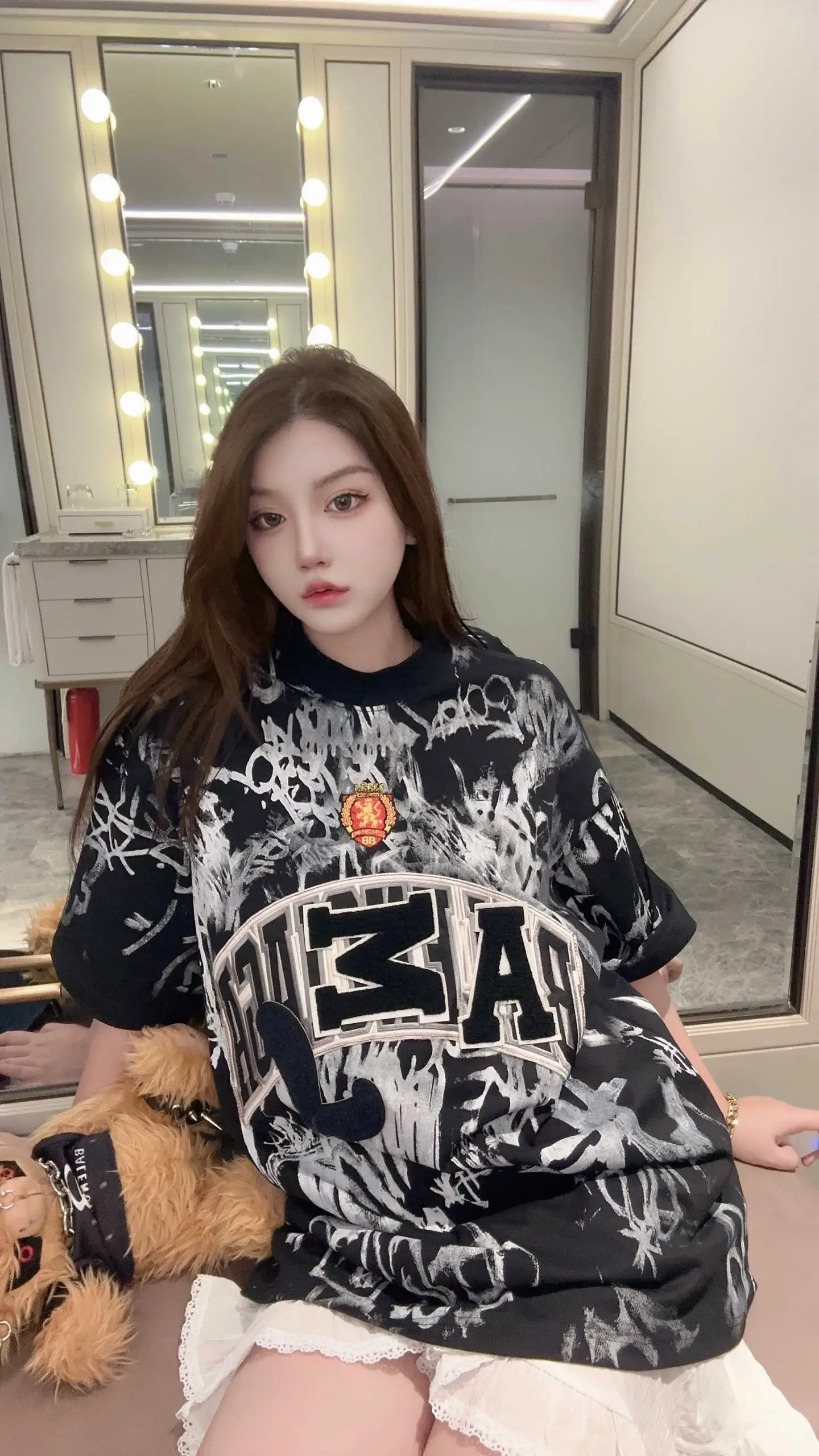 Graffiti Print Appliqué Oversized T-Shirt D14011439 — view 3