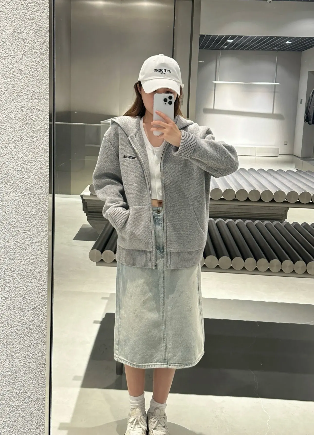 Logo Embroidered Zip-Up Knit Cardigan D19011442