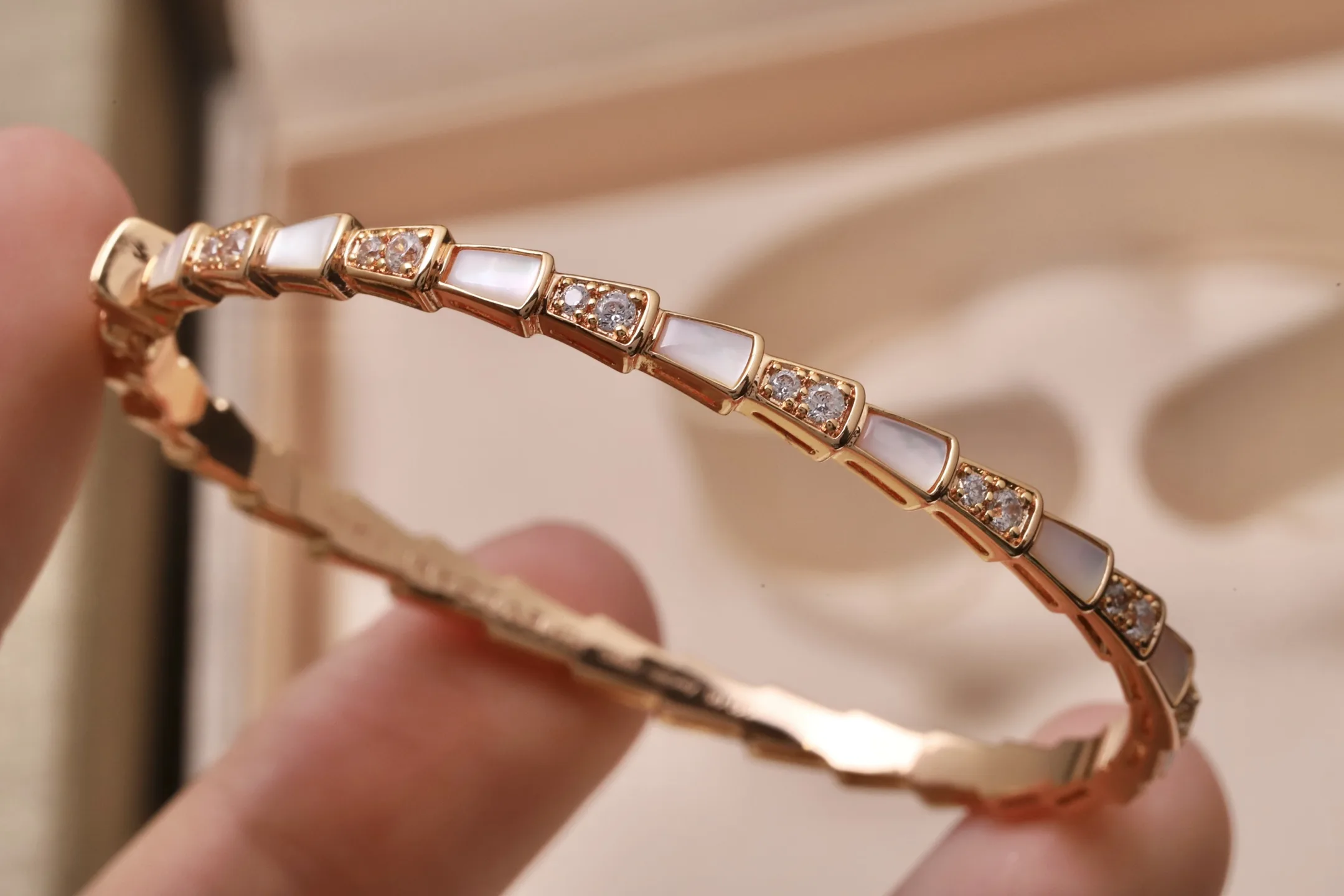 Serpenti Viper Mother-of-Pearl Bangle D27517386 — view 4