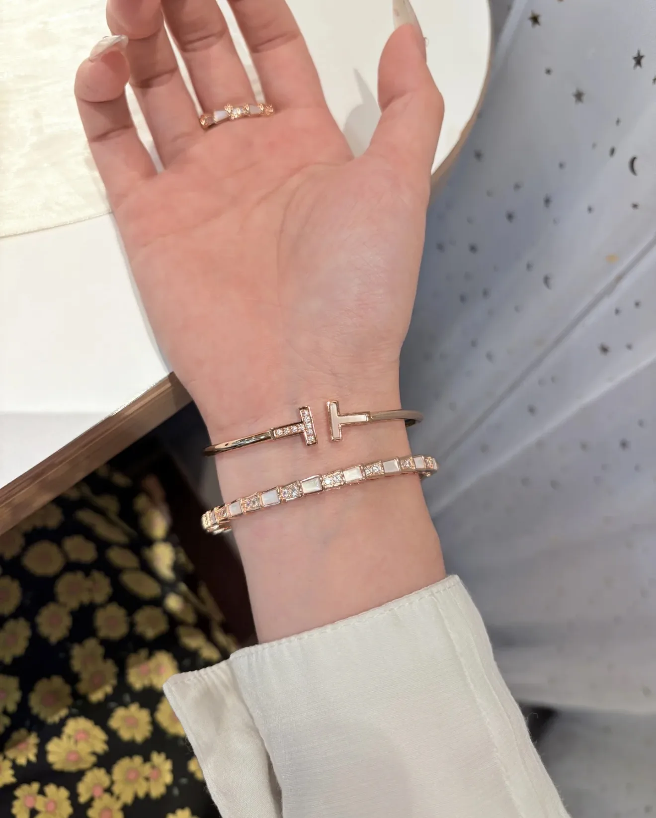 Serpenti Viper Mother-of-Pearl Bangle D27517386 — view 9