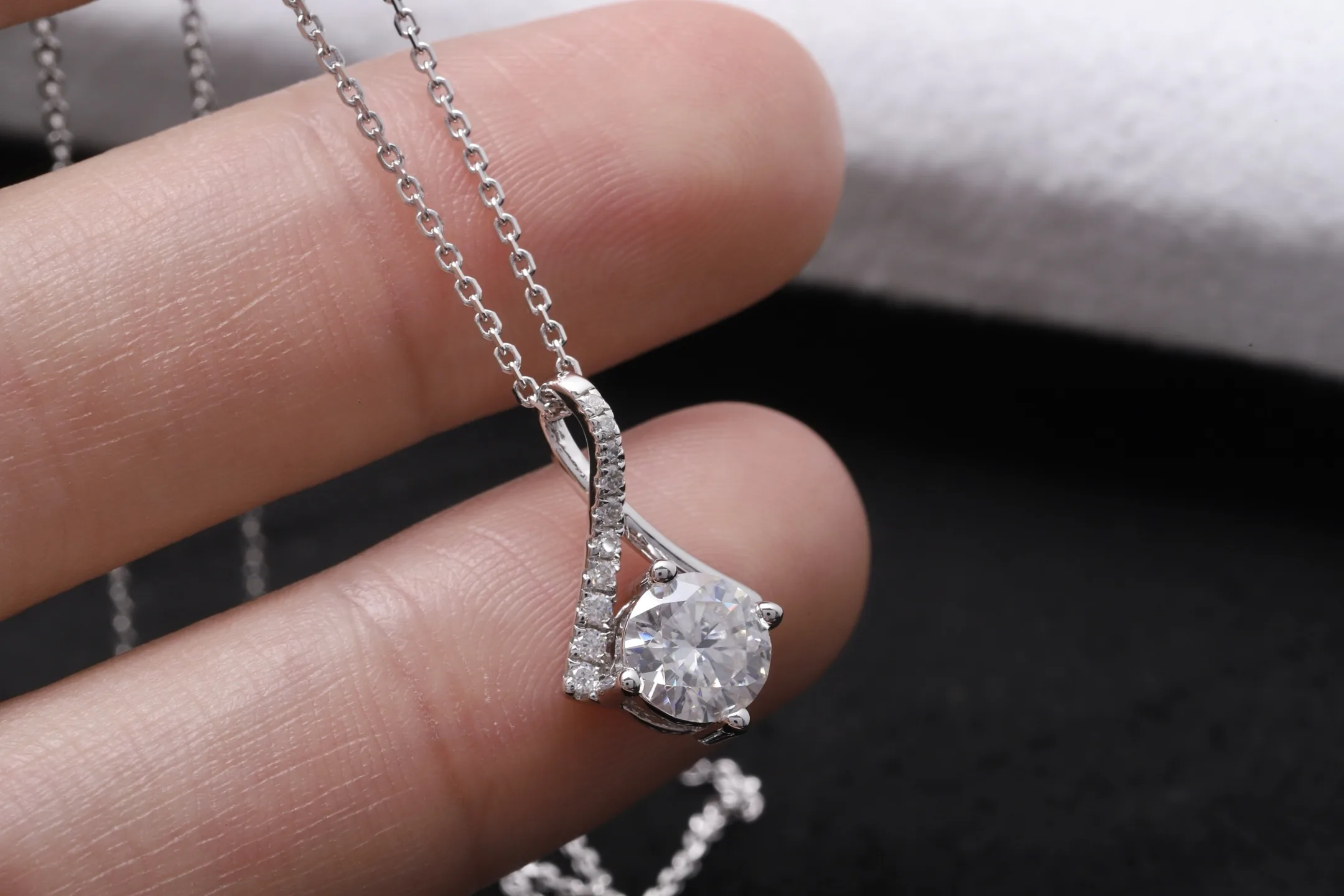 Moissanite Solitaire Pendant Necklace (Sterling Silver) D21016901 — view 4