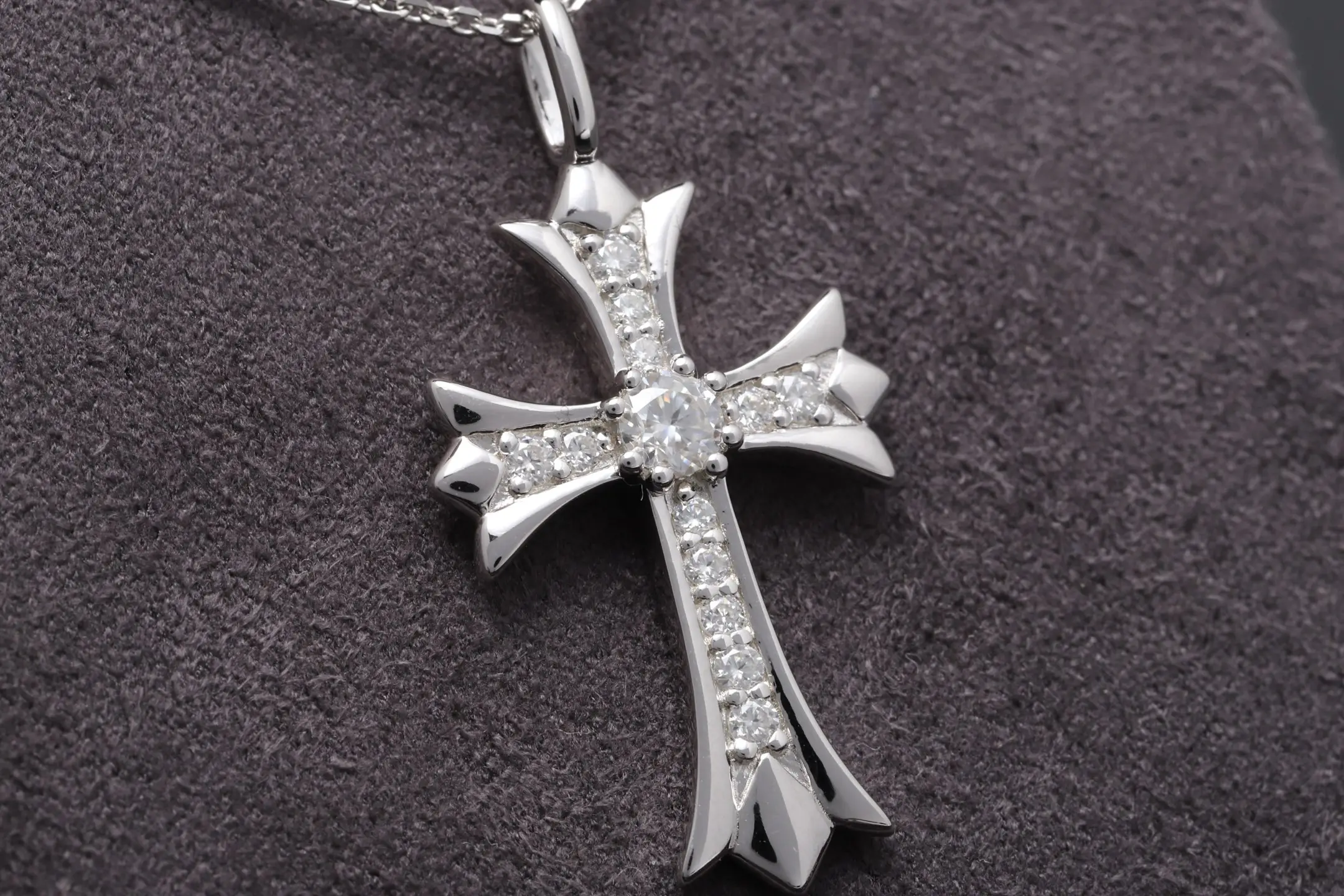Chrome Hearts Moissanite Cross Pendant Necklace (Sterling Silver) D25516871 — view 3