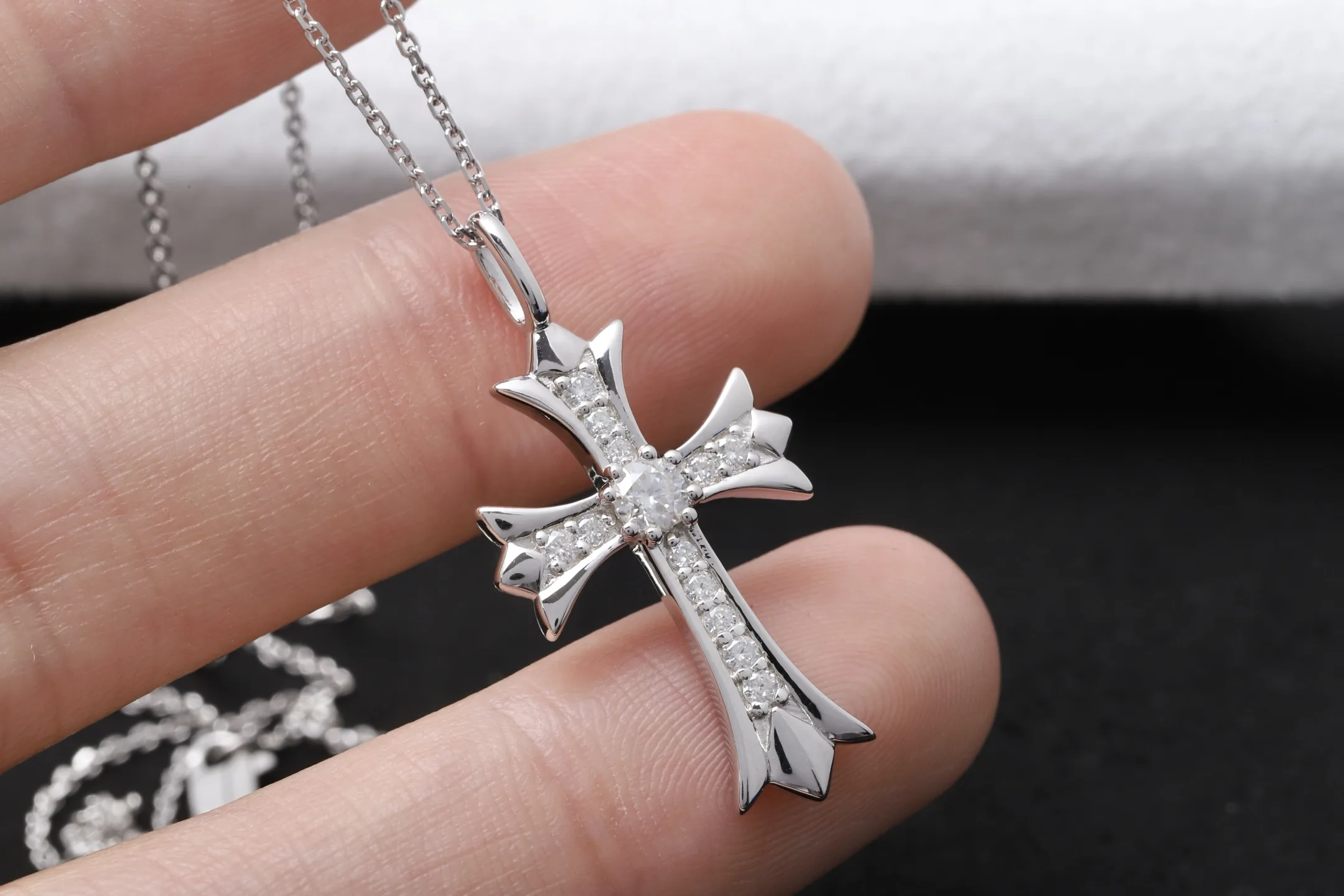 Chrome Hearts Moissanite Cross Pendant Necklace (Sterling Silver) D25516871 — view 5