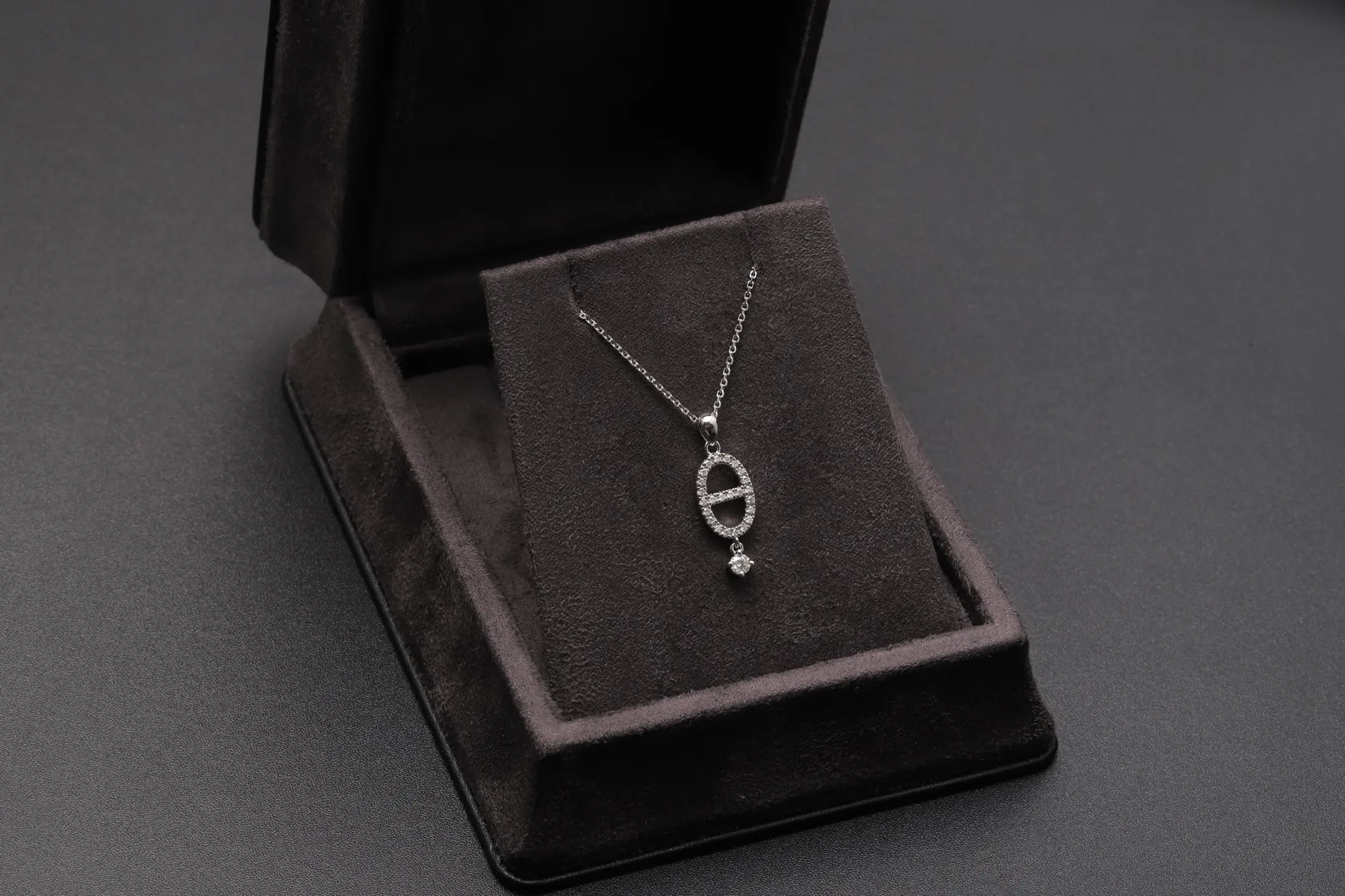 Moissanite Pavé Oval Link Pendant Necklace (Sterling Silver) D22516907 — view 2