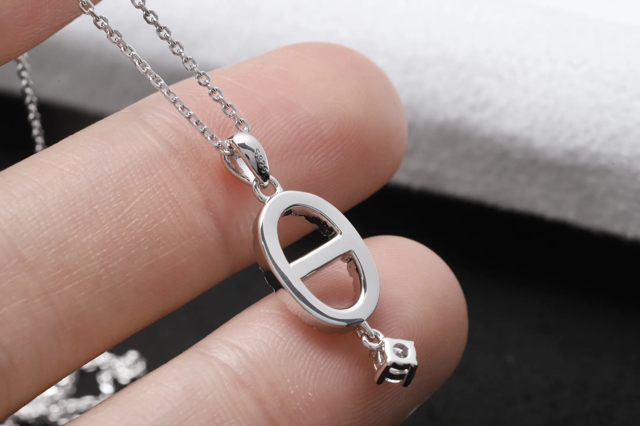 Moissanite Pavé Oval Link Pendant Necklace (Sterling Silver) D22516907 — view 5