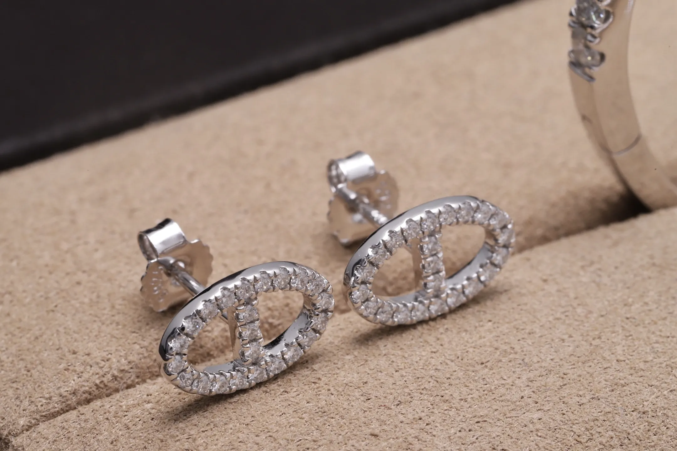 Moissanite Pavé Chaine d'Ancre Stud Earrings D19016608 — view 3