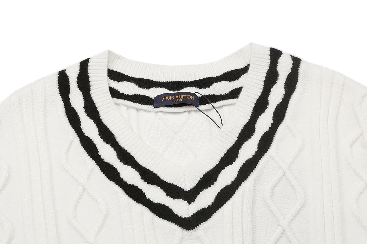 Cable-Knit V-Neck Cricket Sweater D21021609 — view 3