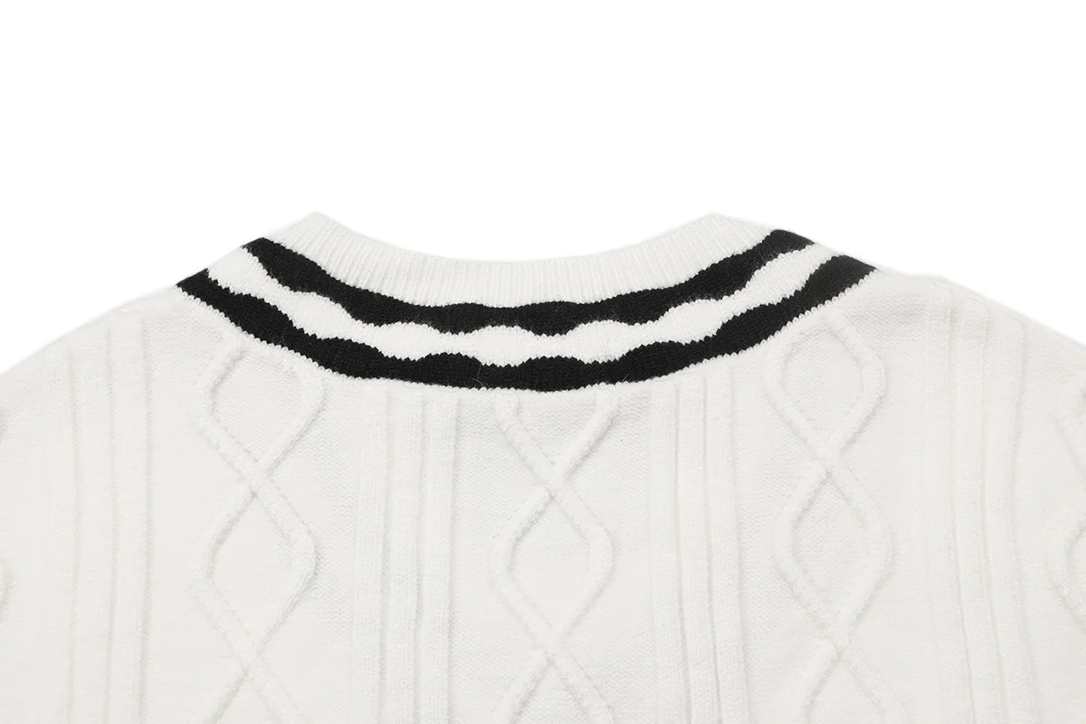 Cable-Knit V-Neck Cricket Sweater D21021609 — view 4
