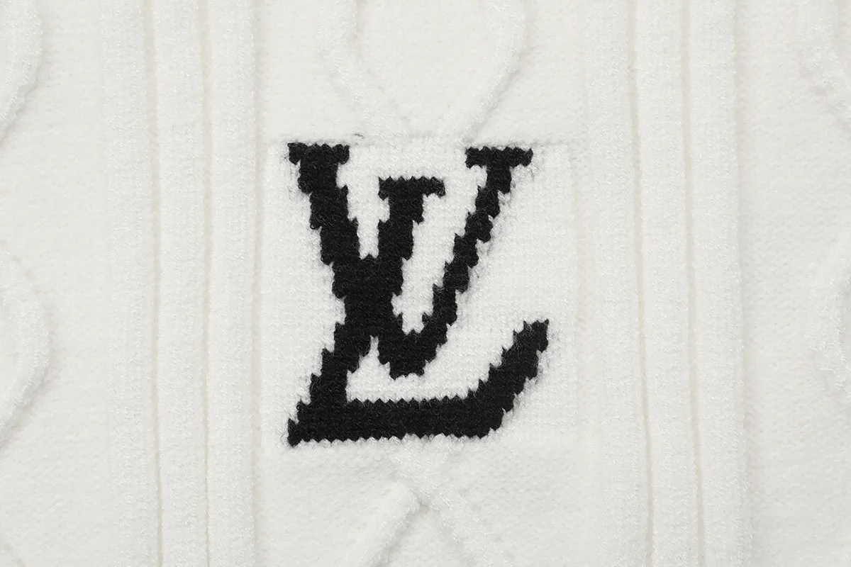 Cable-Knit V-Neck Cricket Sweater D21021609 — view 5