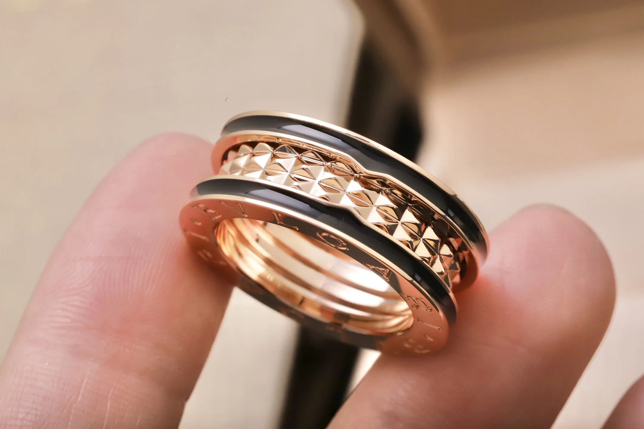 B.zero1 Rock 18K Rose Gold and Black Ceramic Ring D18517702 — view 5