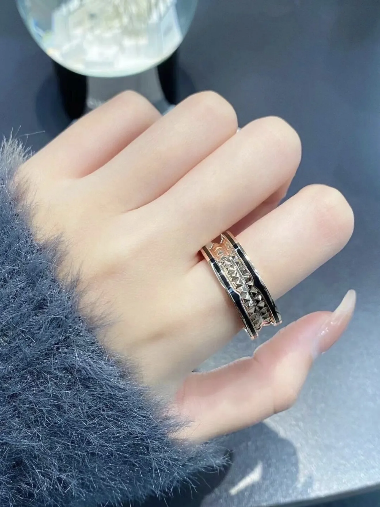B.zero1 Rock 18K Rose Gold and Black Ceramic Ring D18517702 — view 9