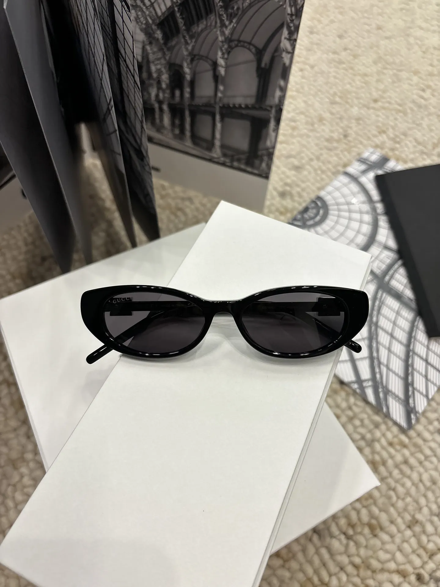 Cat-Eye Sunglasses with Diamond Temples D20018524