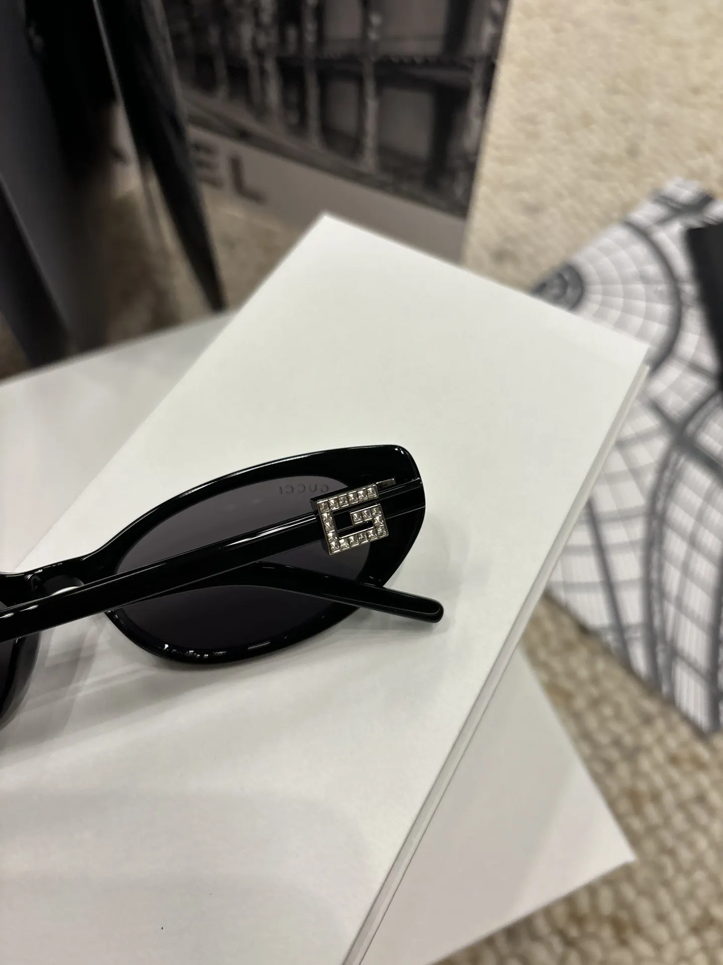 Cat-Eye Sunglasses with Diamond Temples D20018524 — view 3