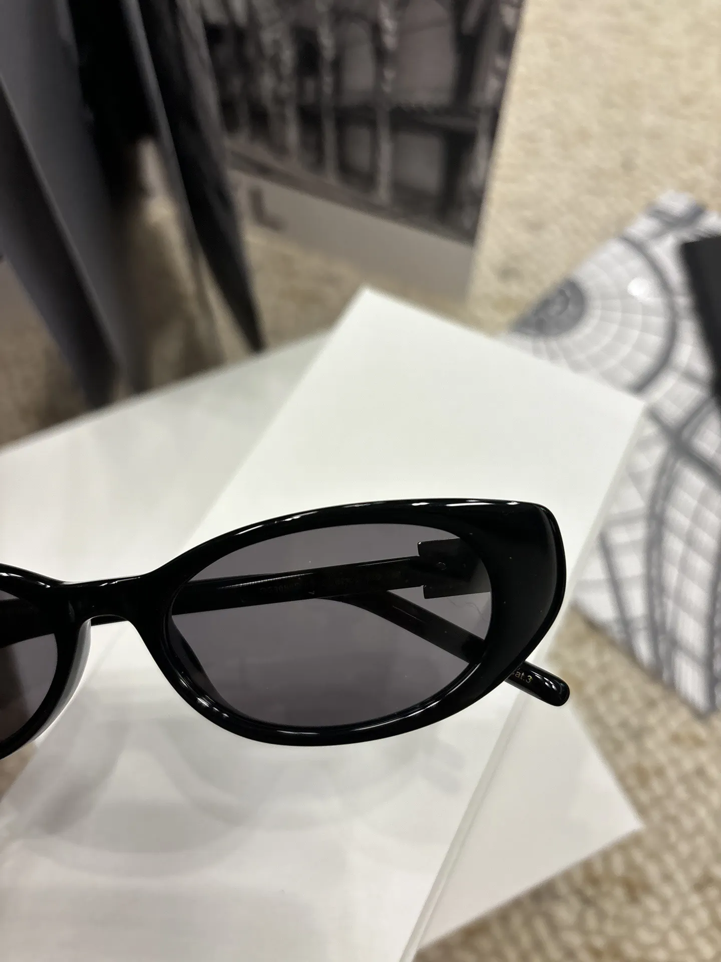 Cat-Eye Sunglasses with Diamond Temples D20018524 — view 5