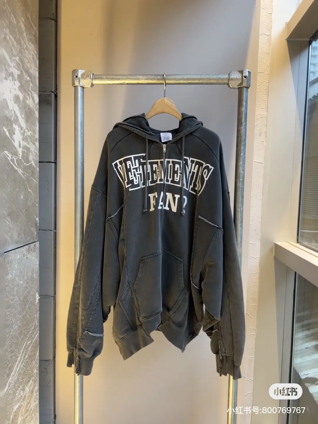 Logo-Print Panelled Washed Cotton Zip-Up Hoodie D37012747 — view 9