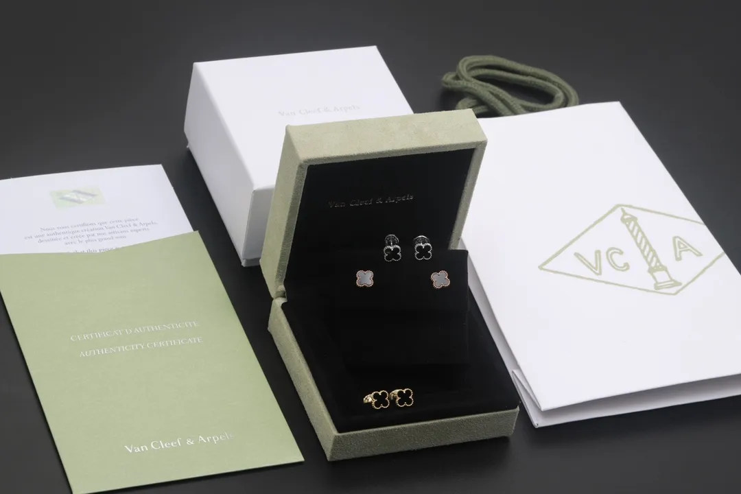 Sweet Alhambra Onyx Stud Earrings (Sterling Silver) D17516938 — view 8