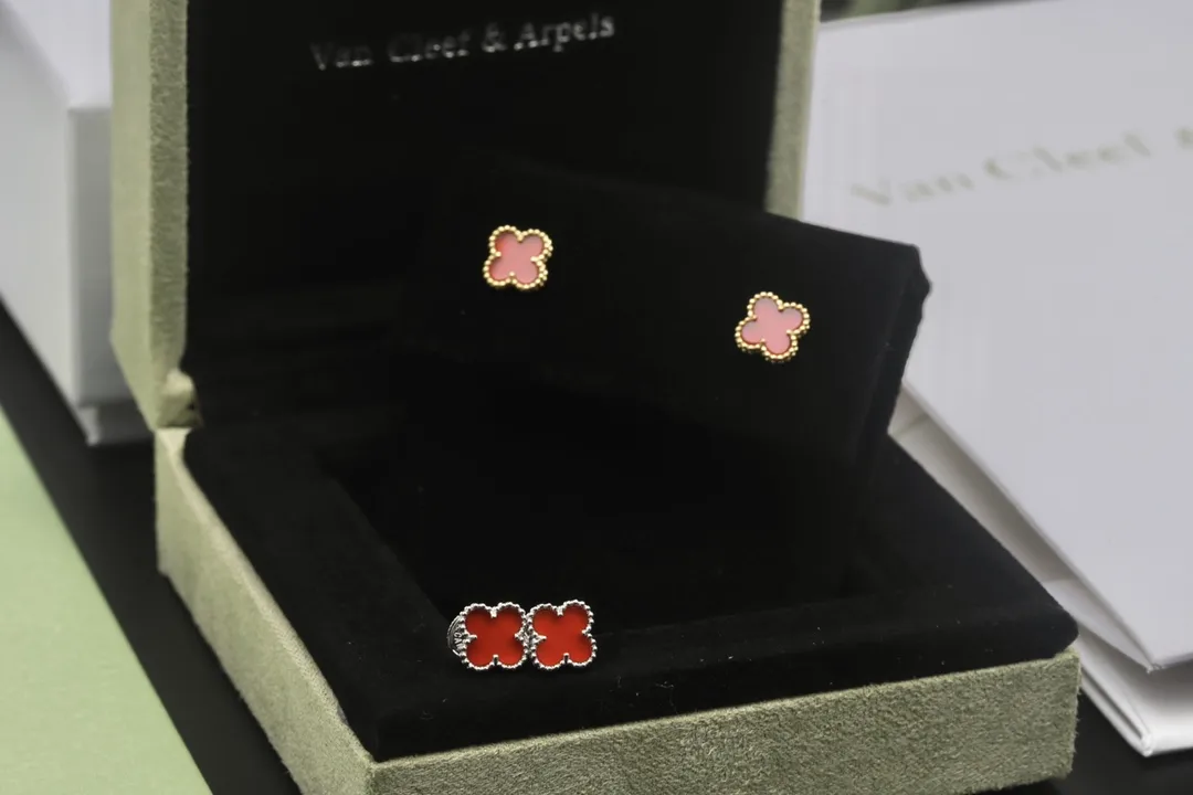 Sweet Alhambra Clover Stud Earrings (Sterling Silver) D17516937 — view 7