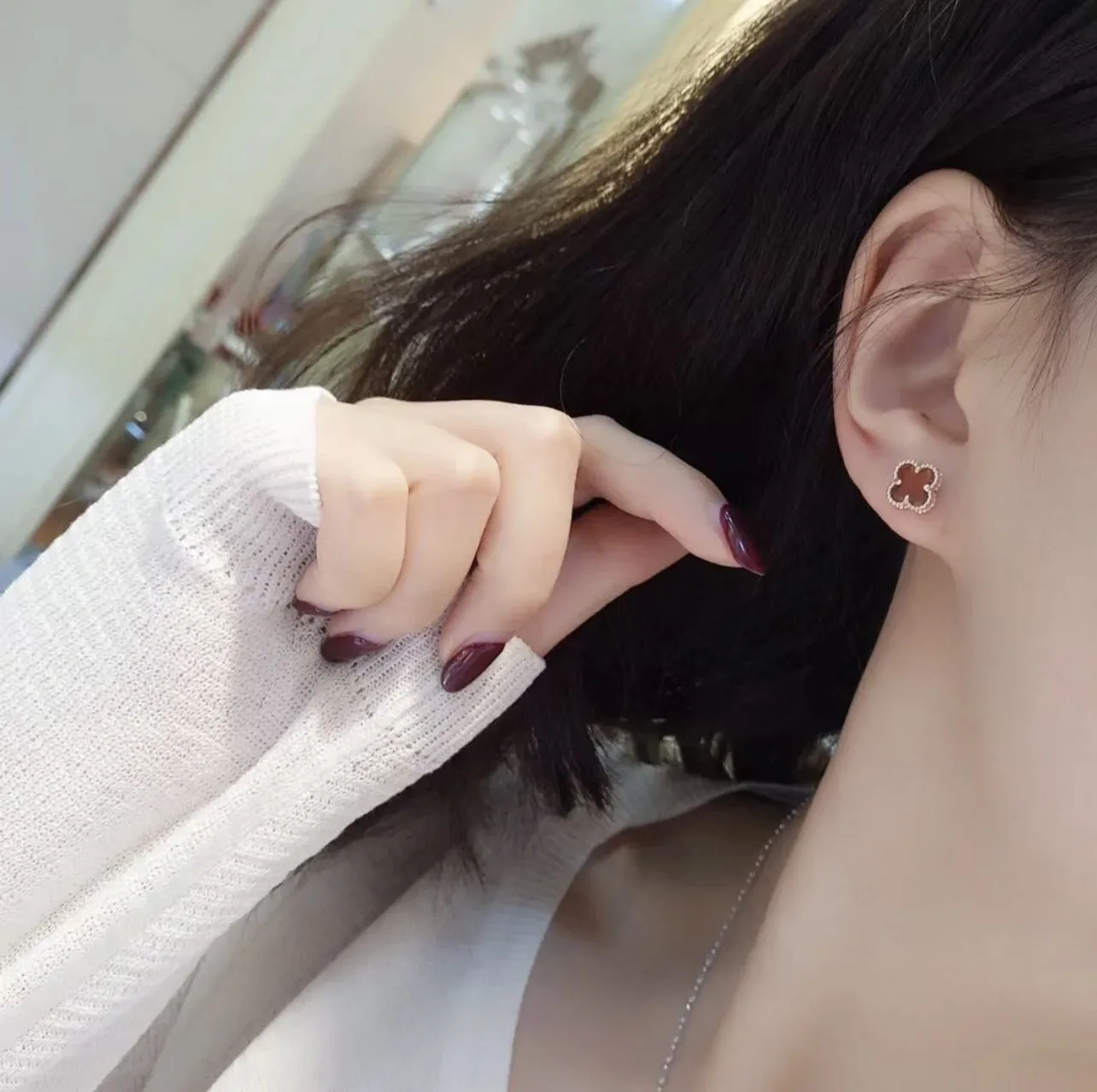 Sweet Alhambra Clover Stud Earrings (Sterling Silver) D17516937 — view 9