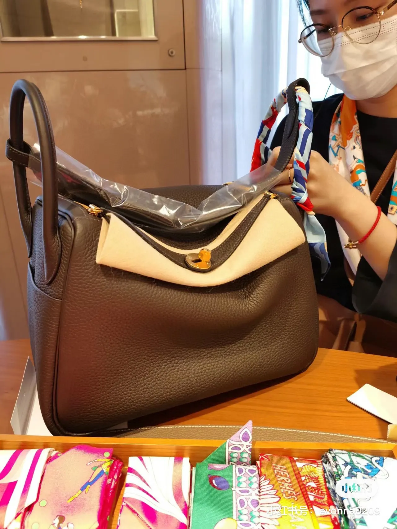 Lindy Top-Handle Bag D43017813 — view 6