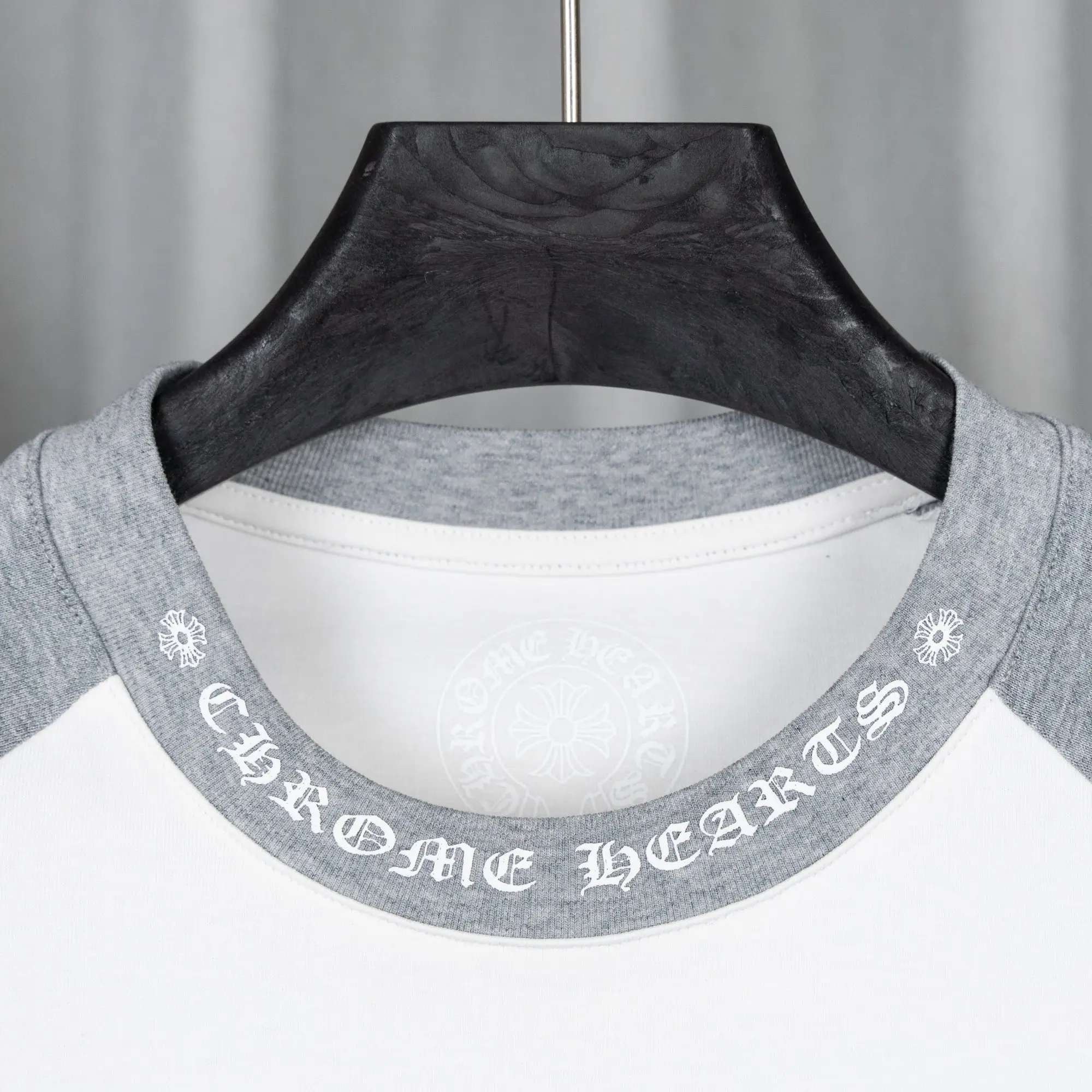 Logo-Print Raglan Long-Sleeve T-Shirt D16019735 — view 11