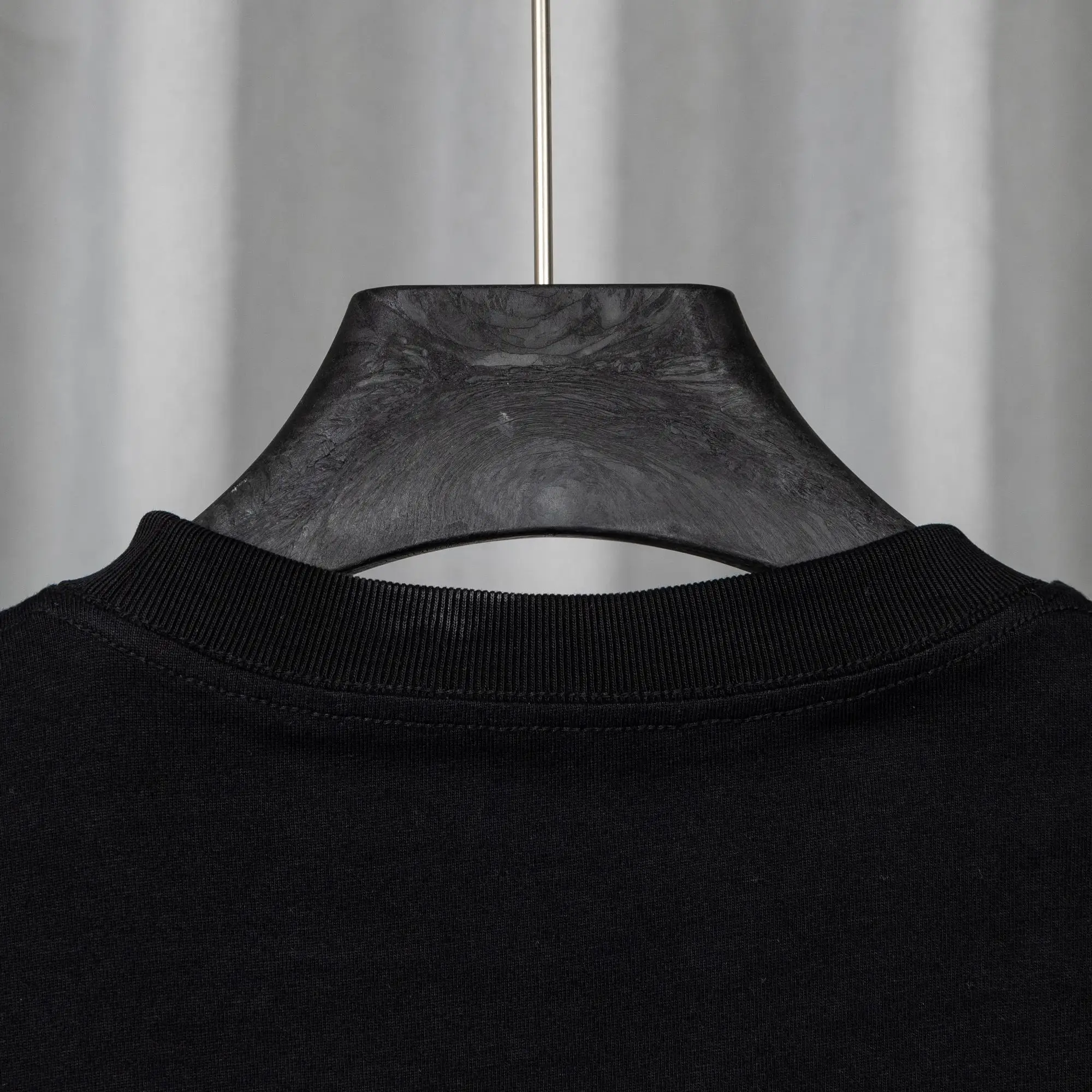 Logo Graphic Long-Sleeve Cotton T-Shirt D16019749 — view 7