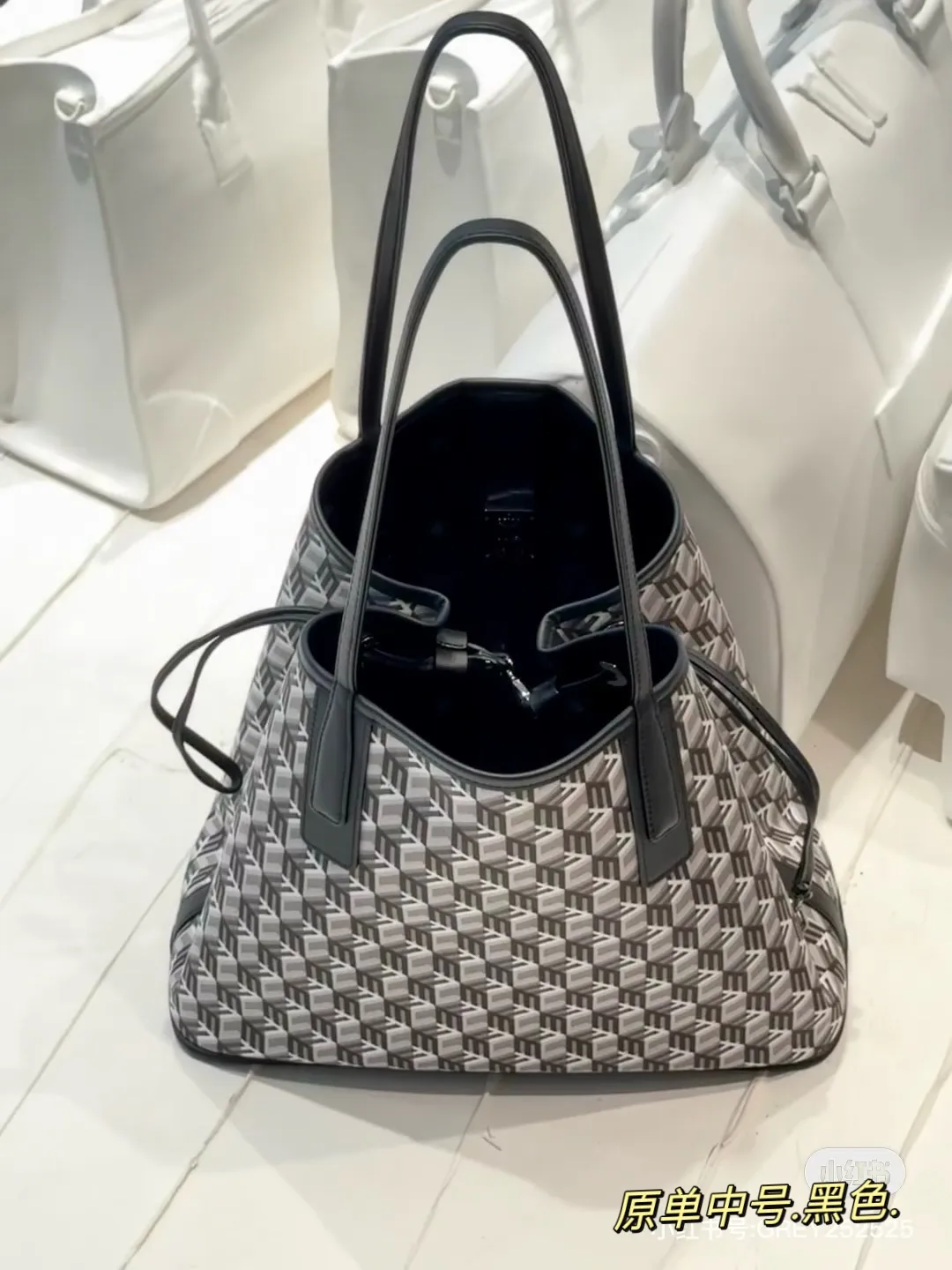 MCM Reversible Visetos Shopper Tote D34518139 — view 4