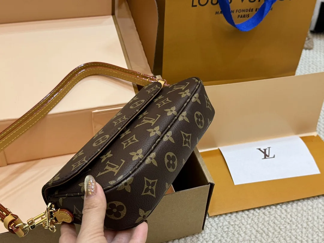 Monogram Canvas Ivy WOC Shoulder Bag D44017790 — view 4