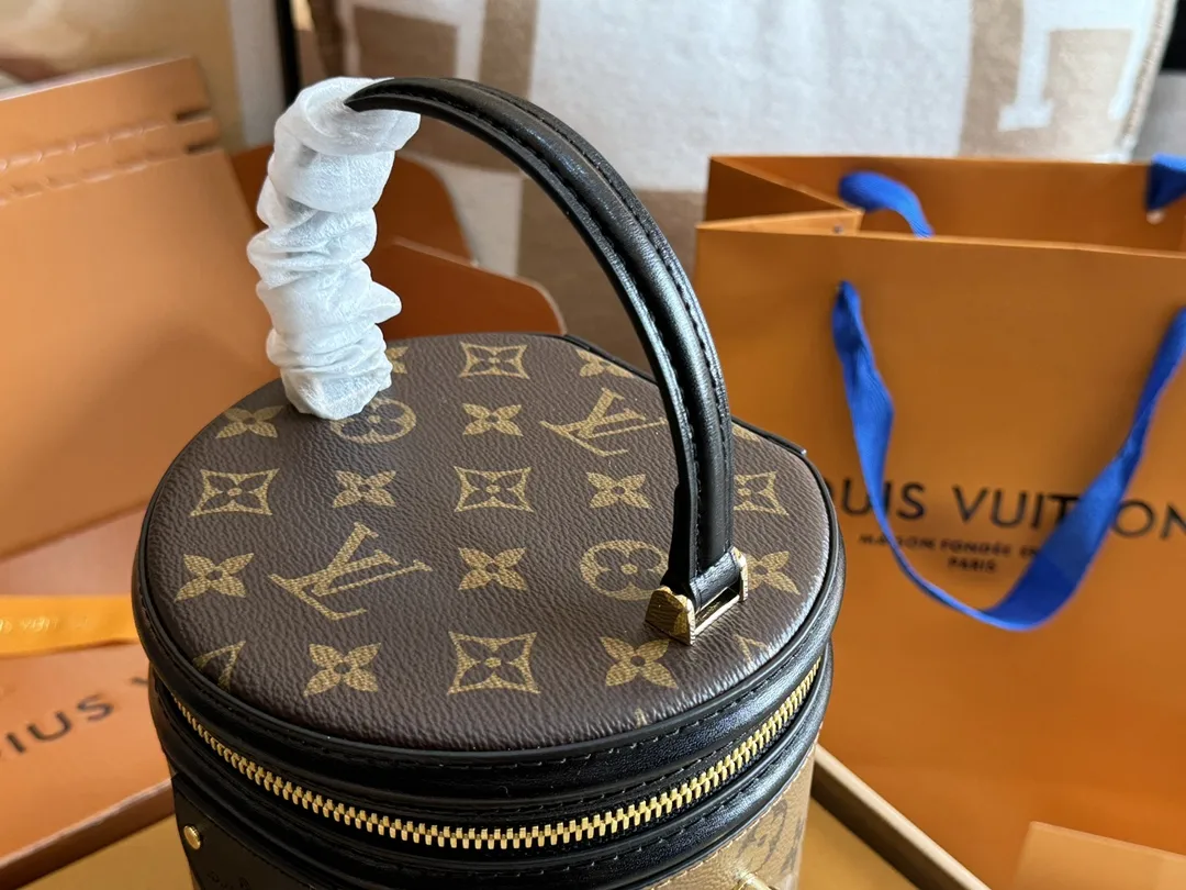 Monogram Canvas Bucket Bag D46017802 — view 2