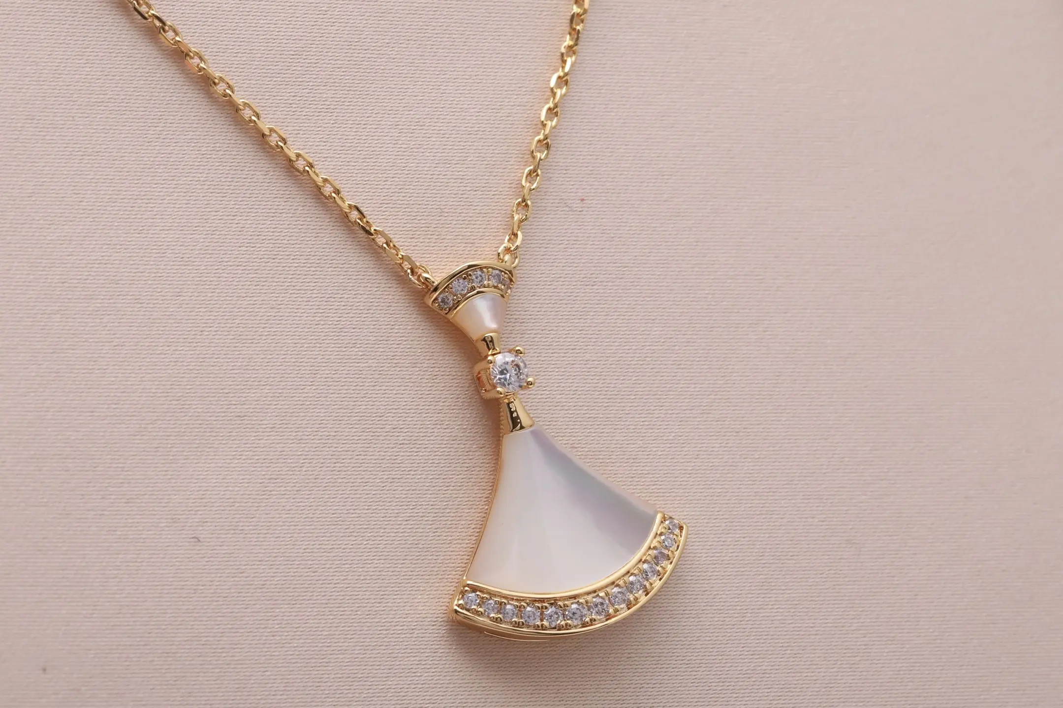 Diva's Dream Mother-of-Pearl Pendant Necklace (Gold-Plated Brass) D16517165 — view 3