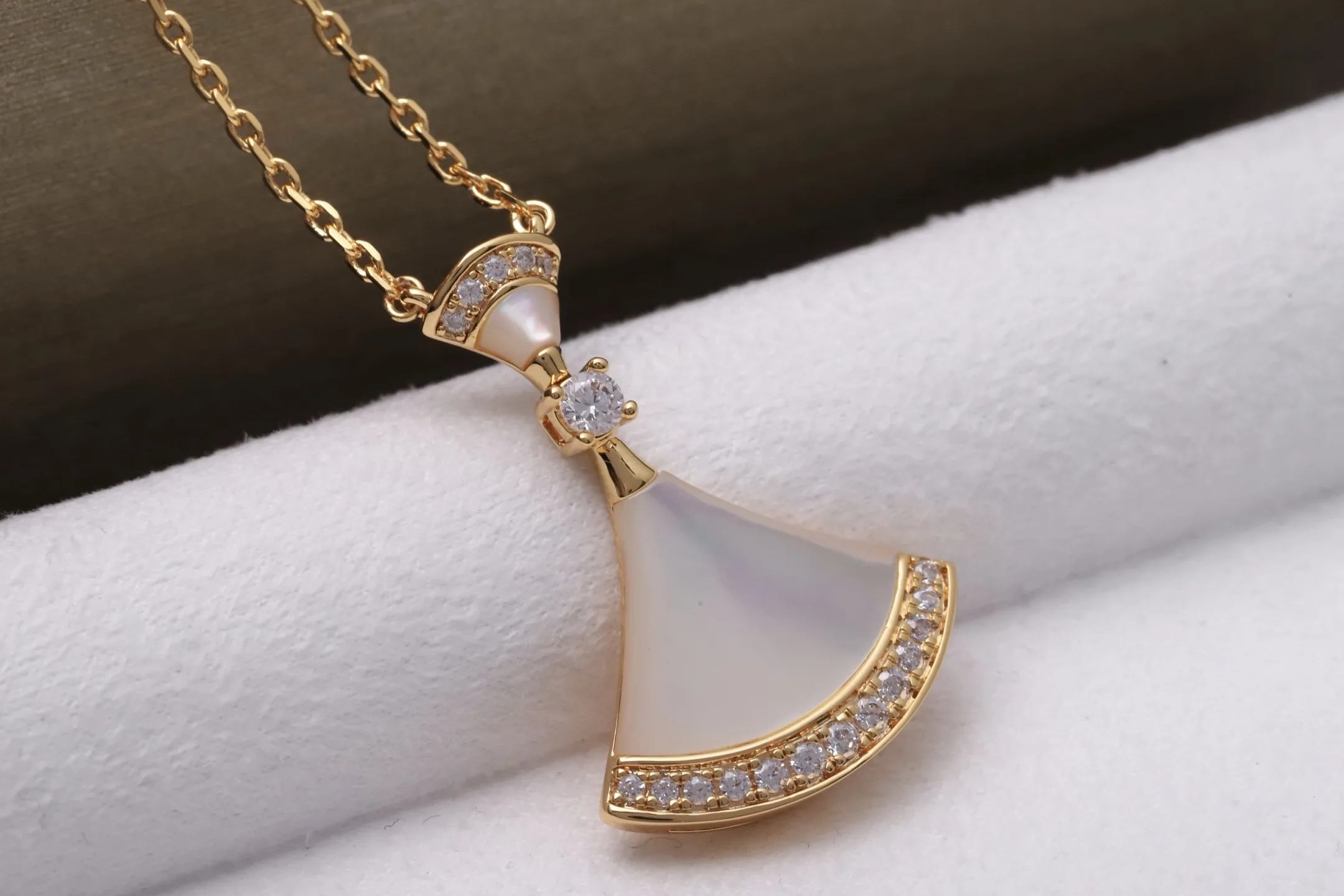 Diva's Dream Mother-of-Pearl Pendant Necklace (Gold-Plated Brass) D16517165 — view 4