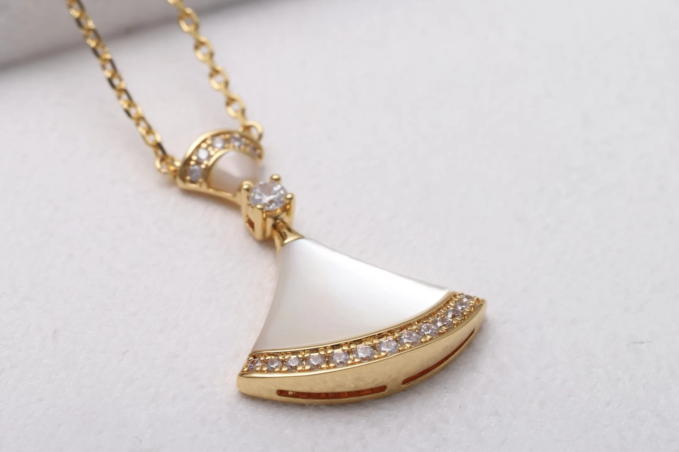 Diva's Dream Mother-of-Pearl Pendant Necklace (Gold-Plated Brass) D16517165 — view 5