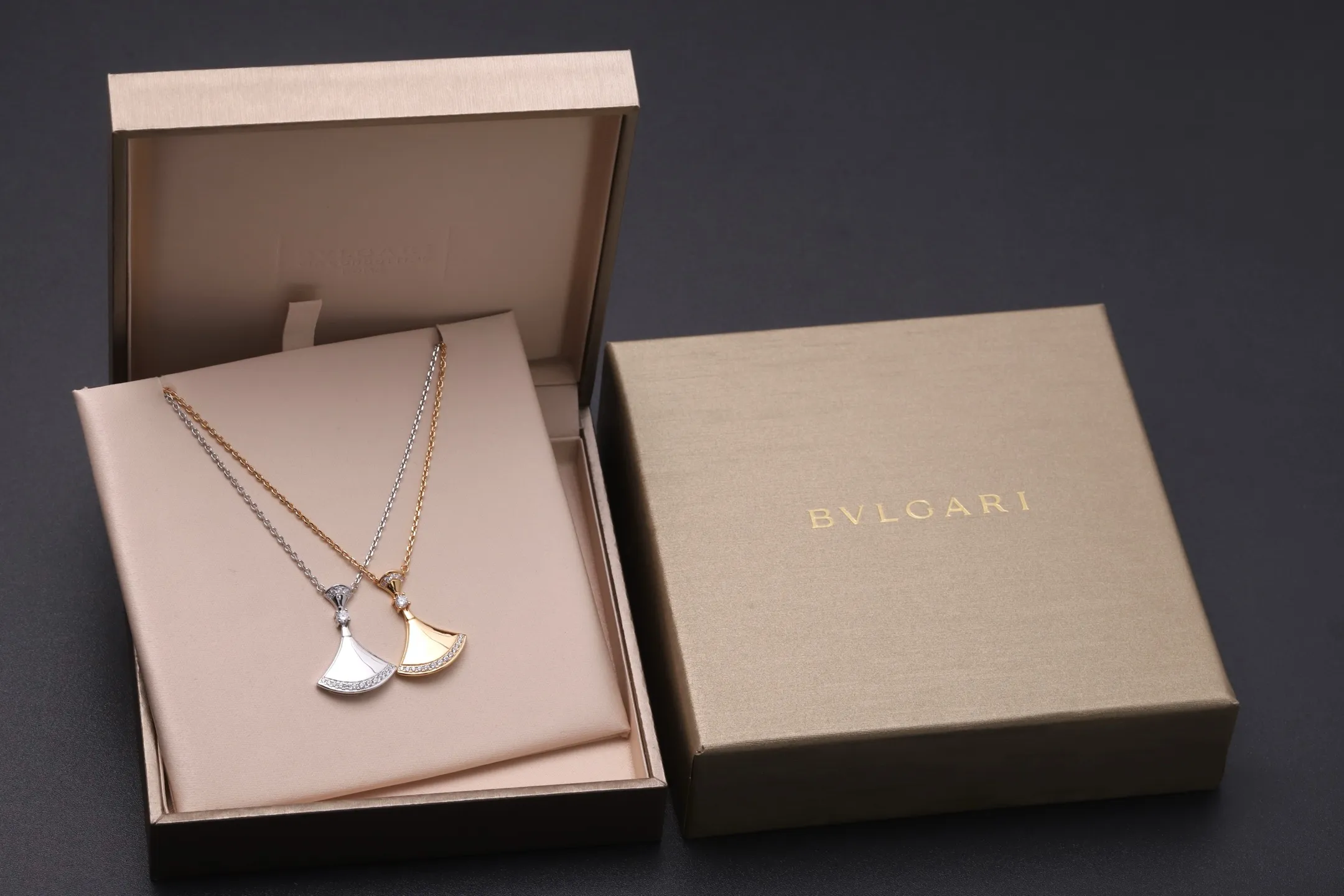 Divas' Dream Fan Pendant Necklace (Gold-Plated Brass) D17017156 — view 2