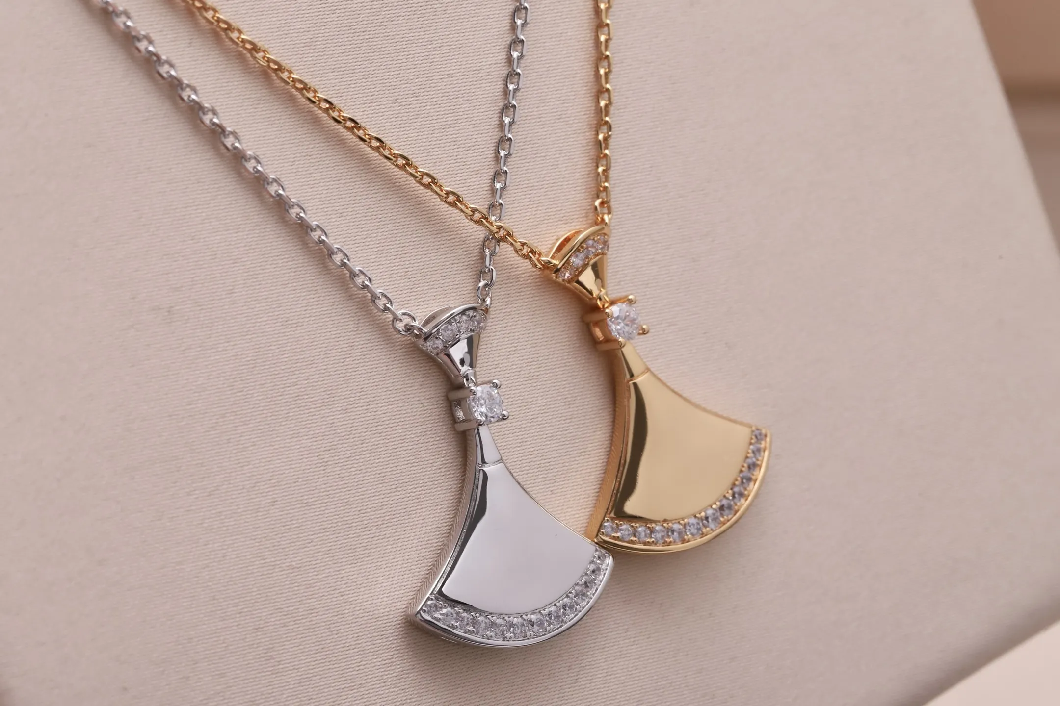 Divas' Dream Fan Pendant Necklace (Gold-Plated Brass) D17017156 — view 3