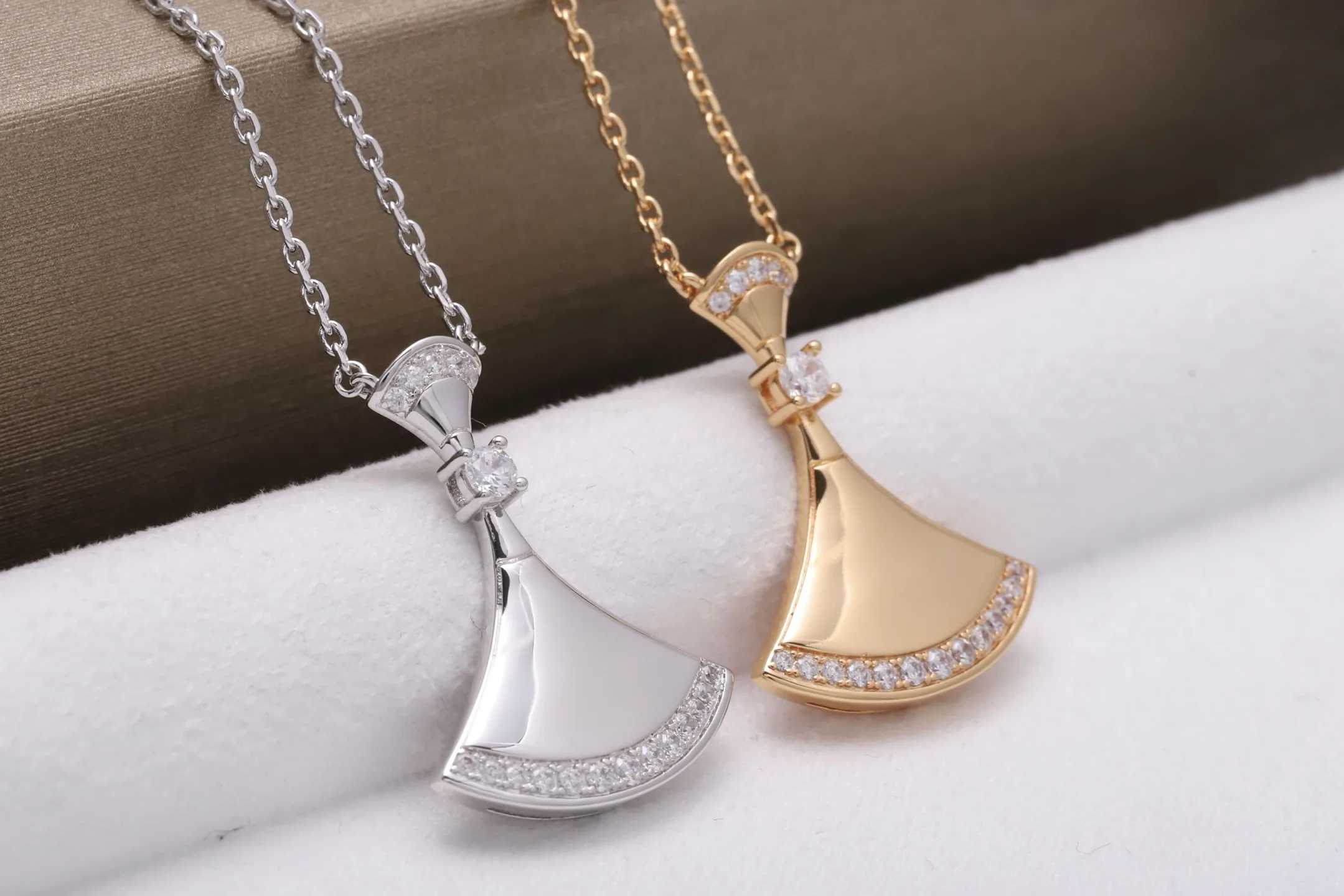 Divas' Dream Fan Pendant Necklace (Gold-Plated Brass) D17017156 — view 4