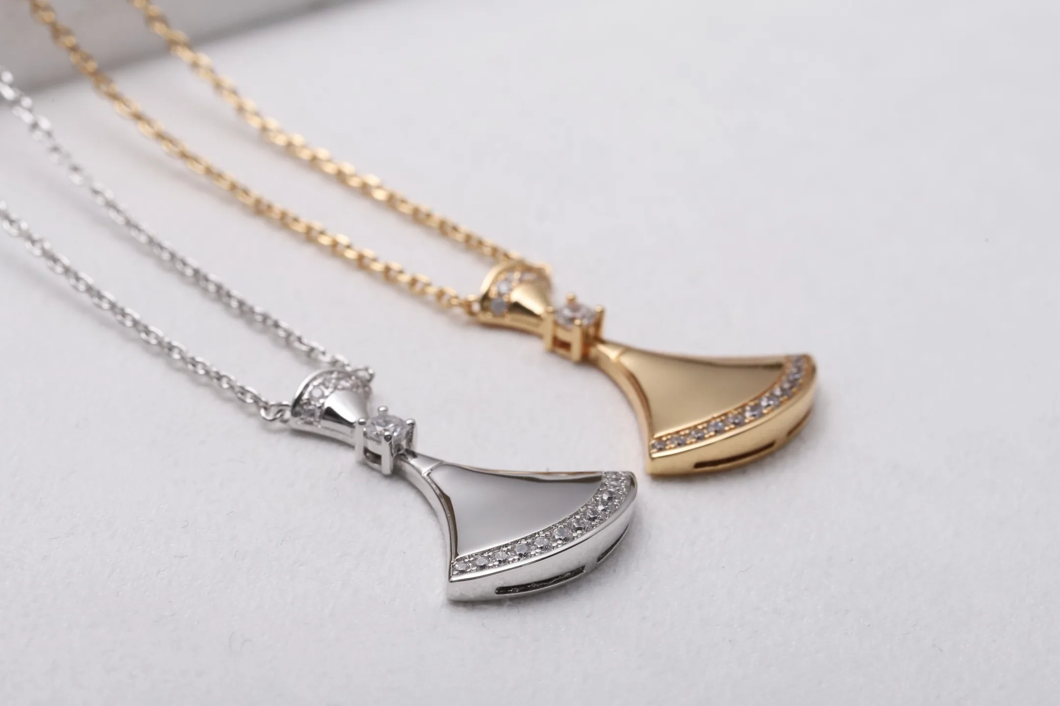 Divas' Dream Fan Pendant Necklace (Gold-Plated Brass) D17017156 — view 5