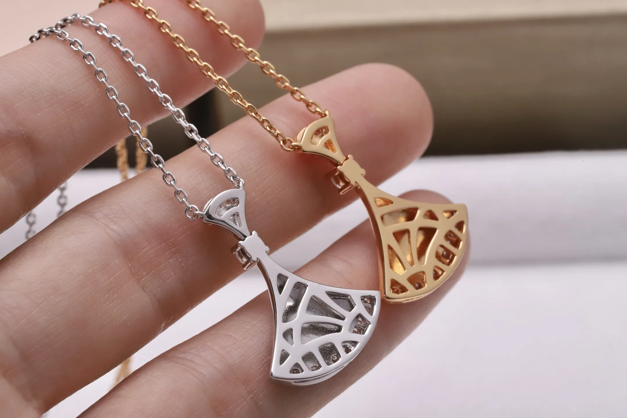 Divas' Dream Fan Pendant Necklace (Gold-Plated Brass) D17017156 — view 7