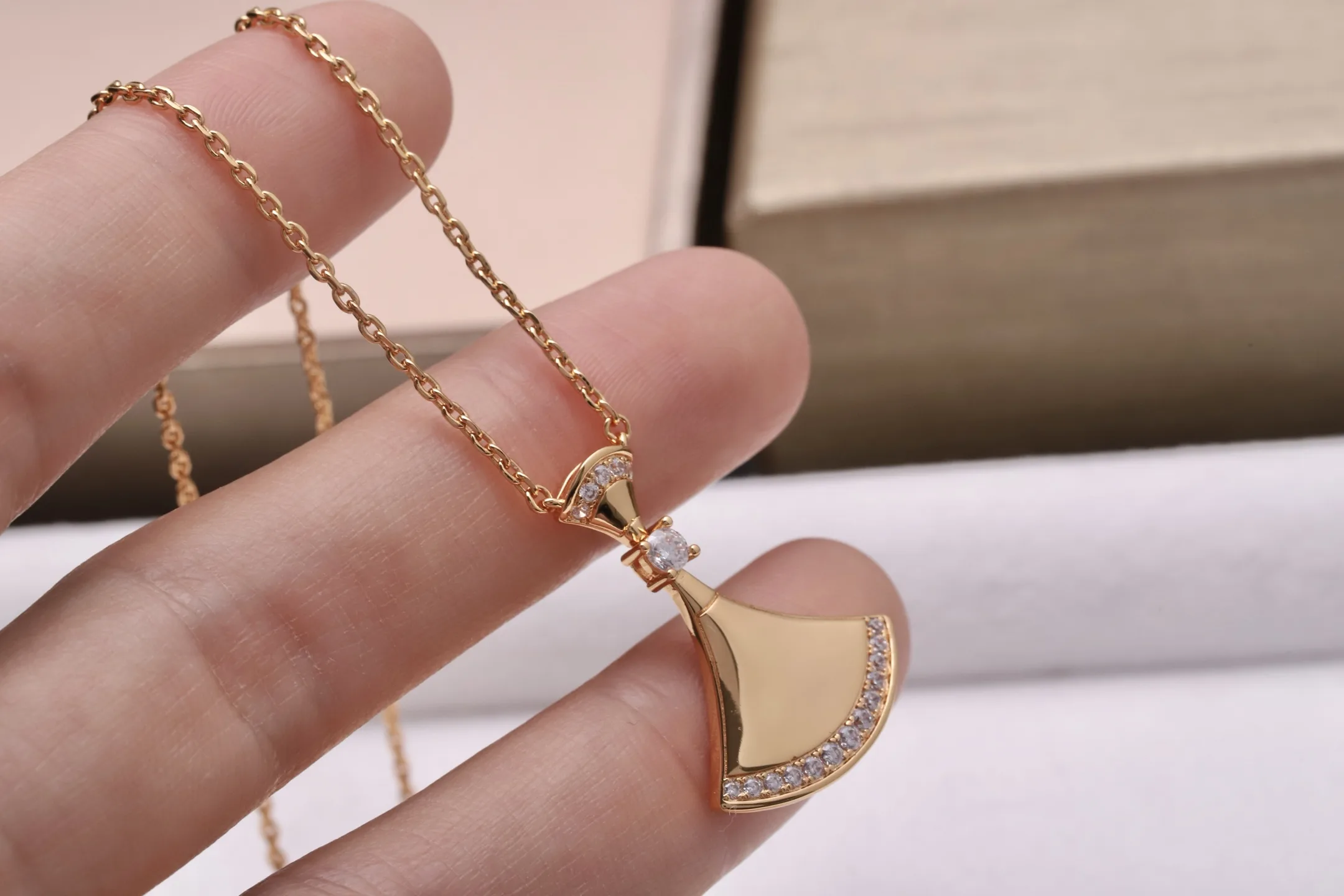 Divas' Dream Fan Pendant Necklace (Gold-Plated Brass) D17017156 — view 8