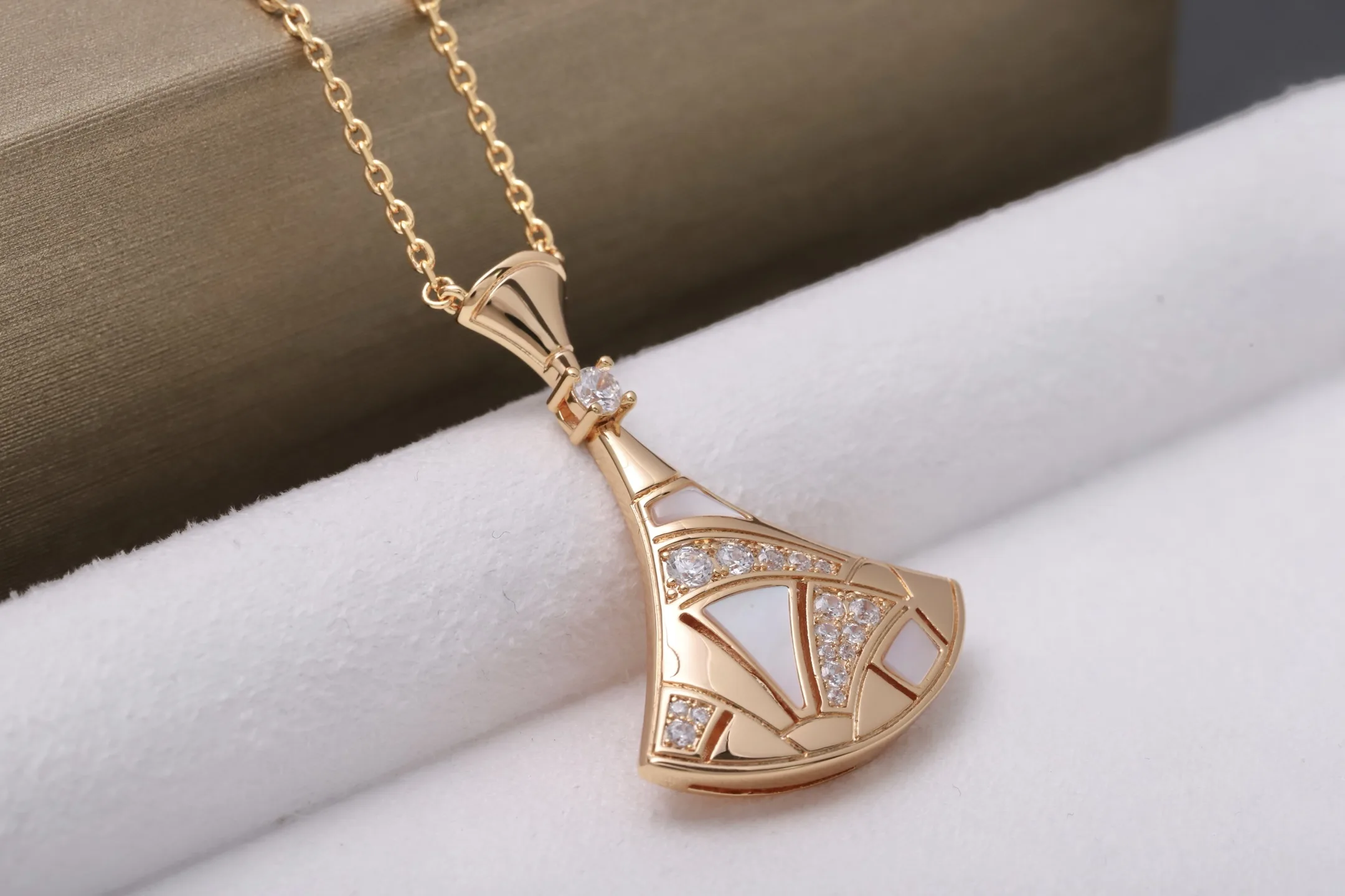 Divas' Dream Mosaic Pendant Necklace (Gold-Plated Brass) D19517158 — view 4