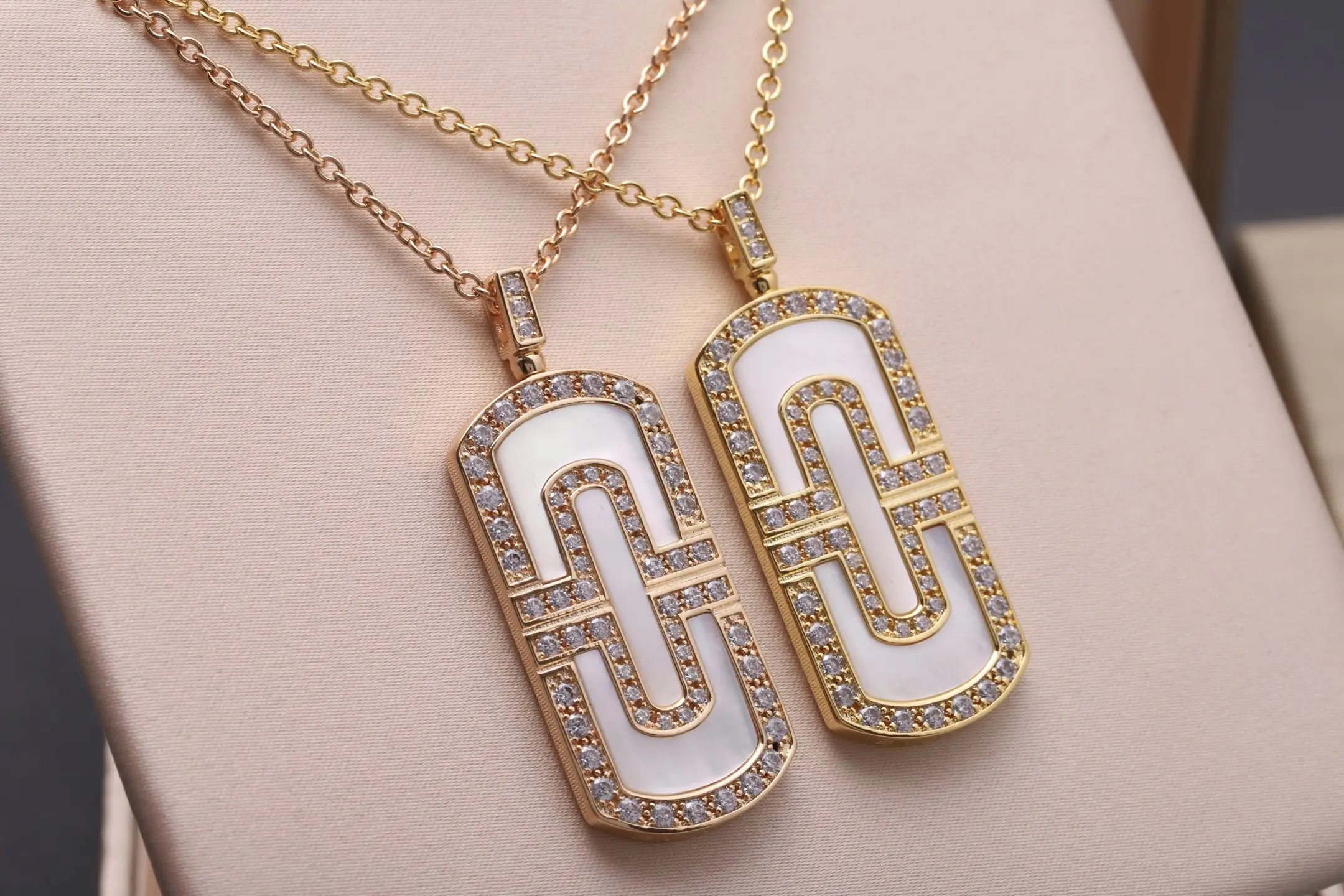 Parentesi Mother-of-Pearl Pendant Necklace (Gold-Plated Brass) D21017148 — view 3