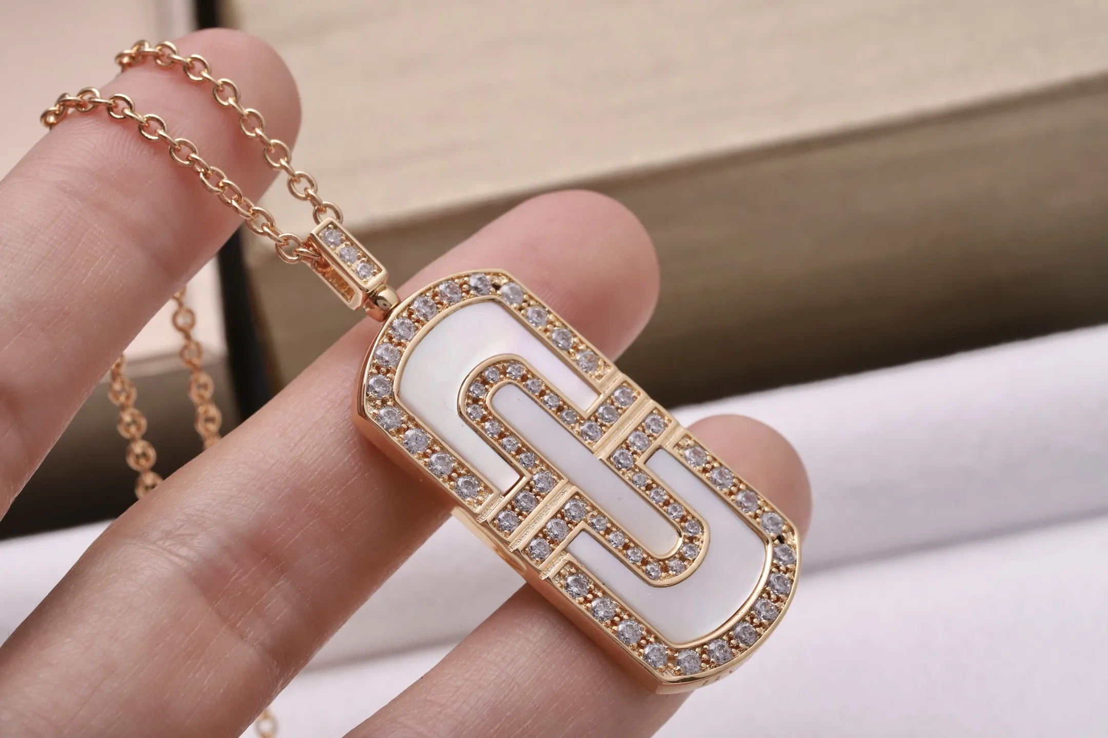 Parentesi Mother-of-Pearl Pendant Necklace (Gold-Plated Brass) D21017148 — view 4